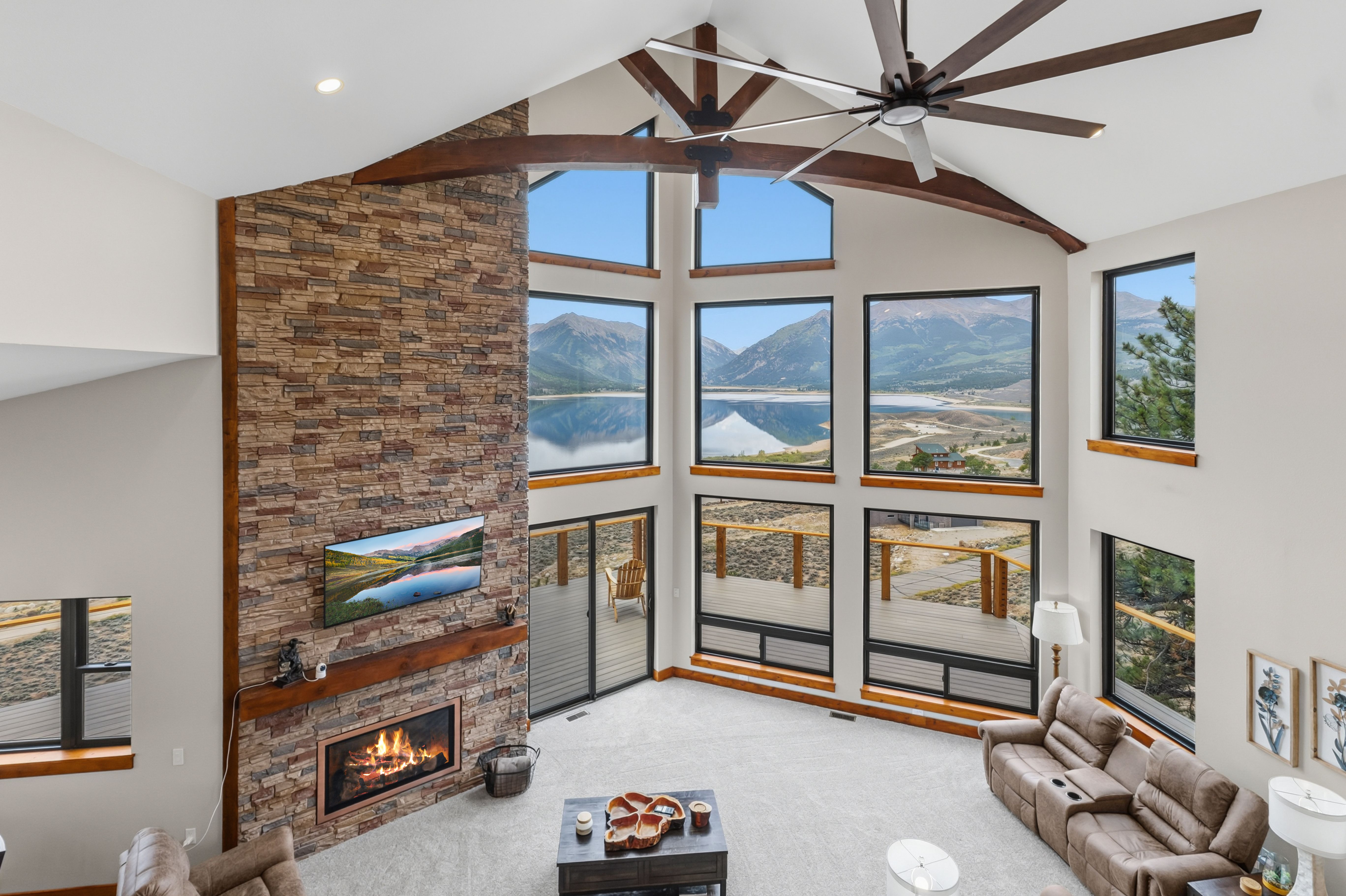  New Construction with Show-Stopping Twin Lakes Views - 物件實景