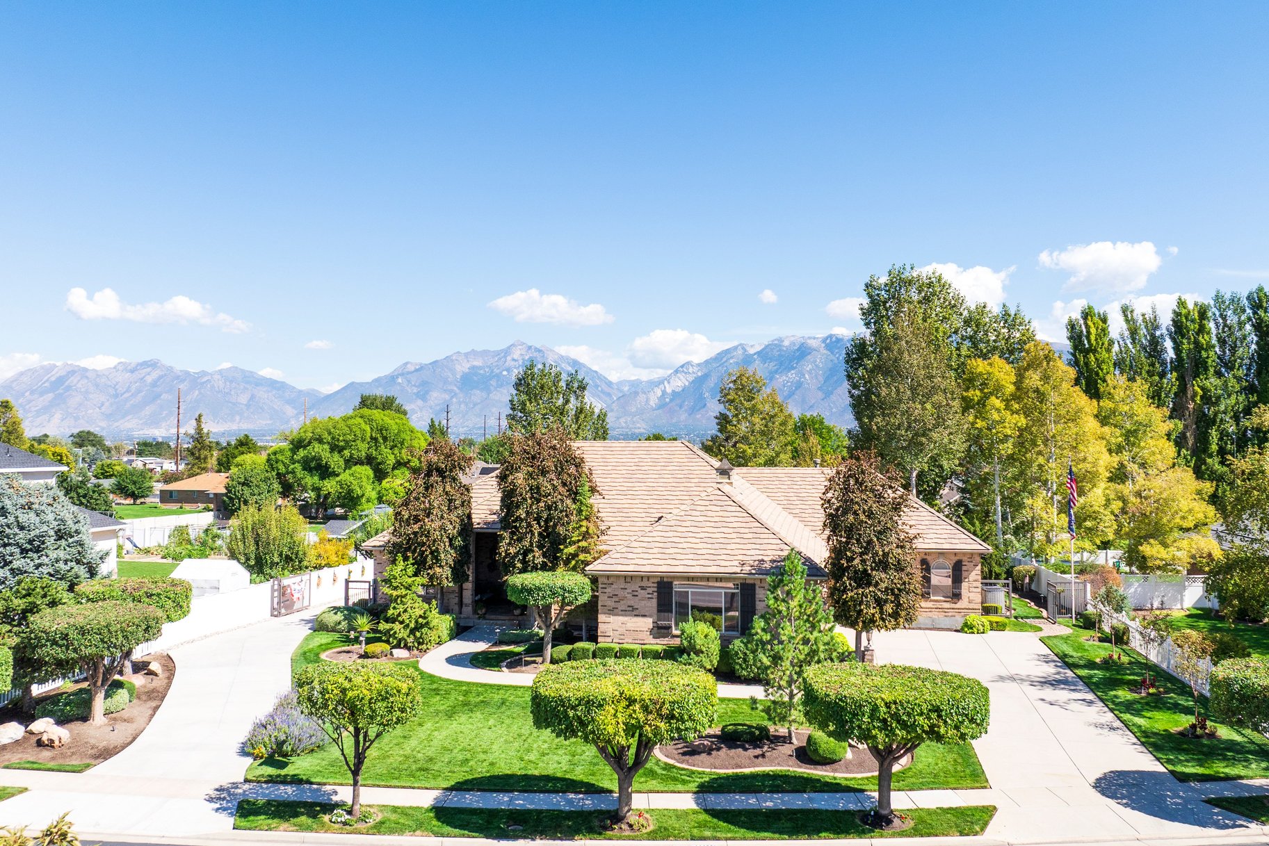  Custom South Jordan Rambler with Koi Pond, RV Parking & ADU Apartment - 物件實景