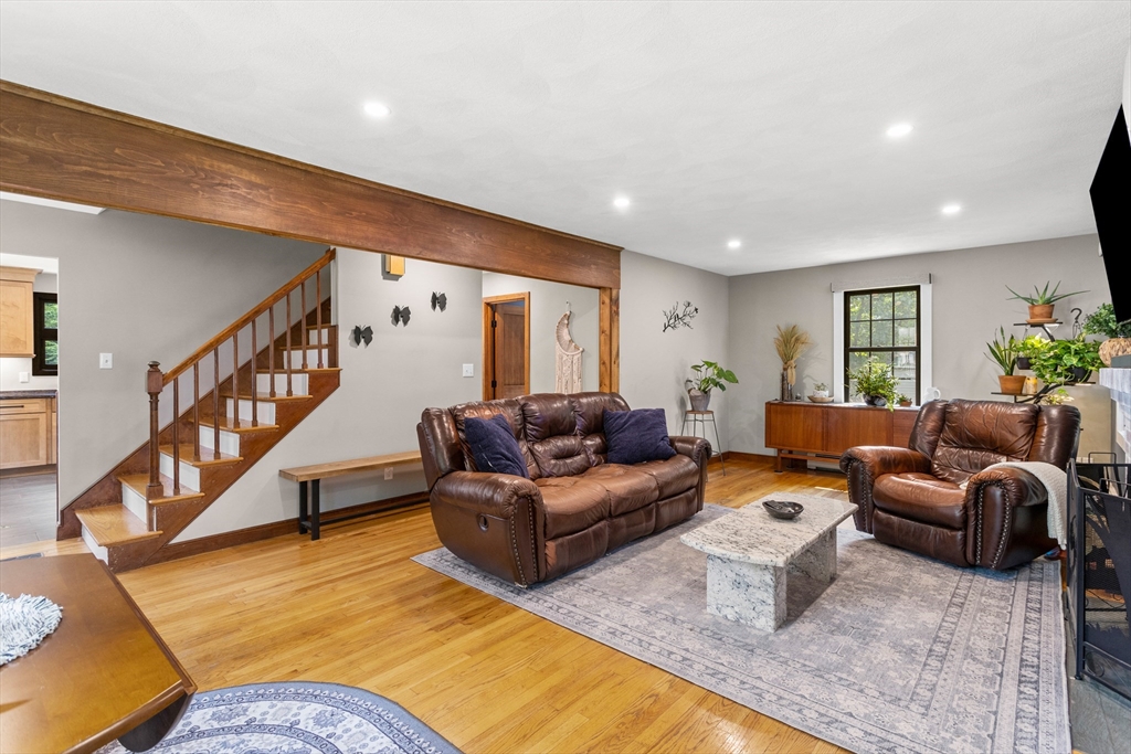 Waltham, Massachusetts, 02451, United States, 4 Bedrooms Bedrooms, ,2 BathroomsBathrooms,Residential,For Sale,1914074
