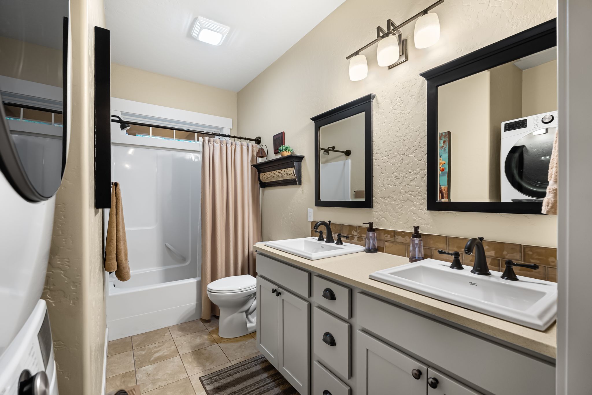 Sandpoint, Idaho, 83864, United States, 2 Bedrooms Bedrooms, ,3 BathroomsBathrooms,Residential,For Sale,1991135