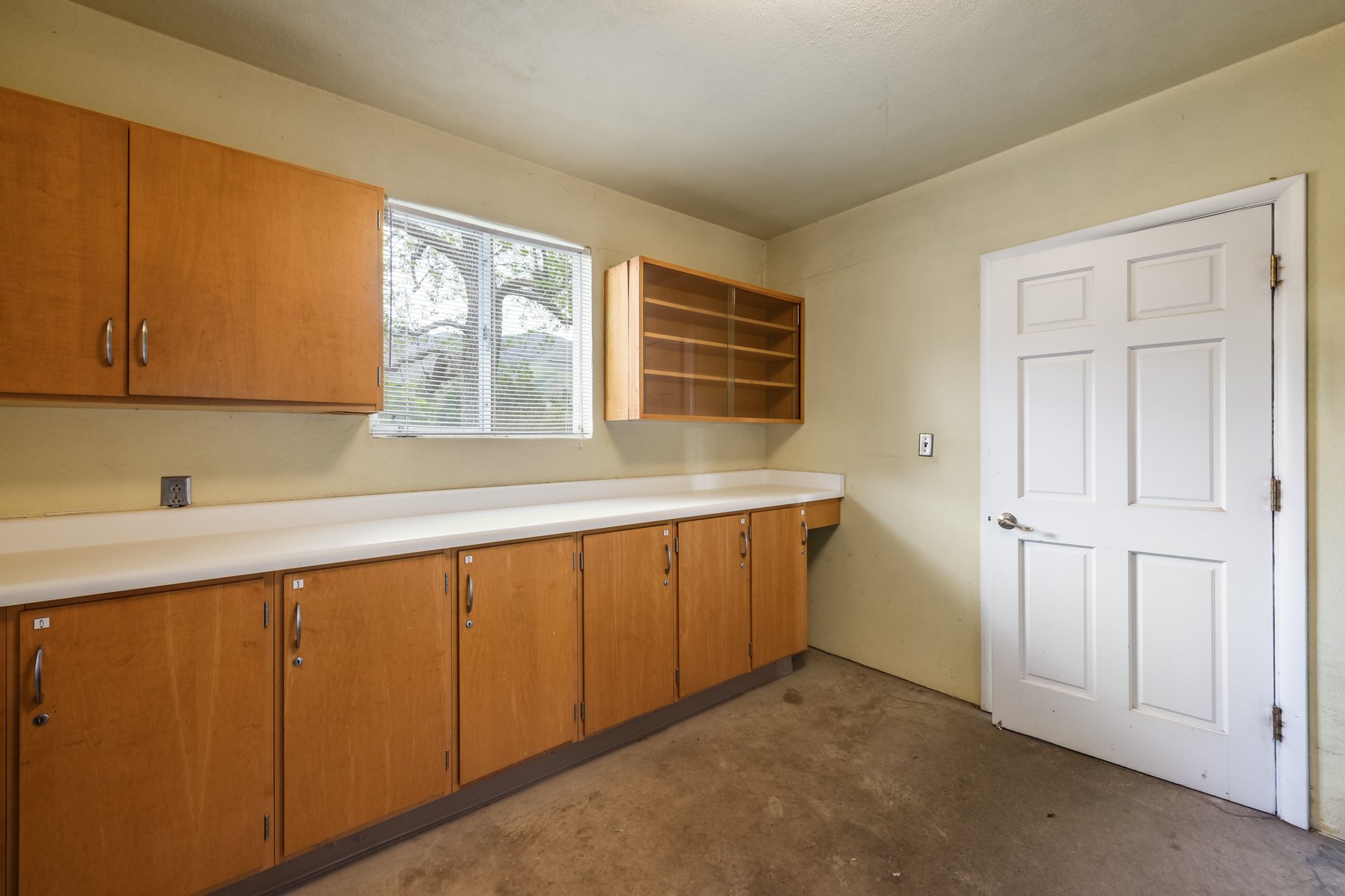  Elegant Contemporary Rambler in Sought After Neighborhood - 物件實景