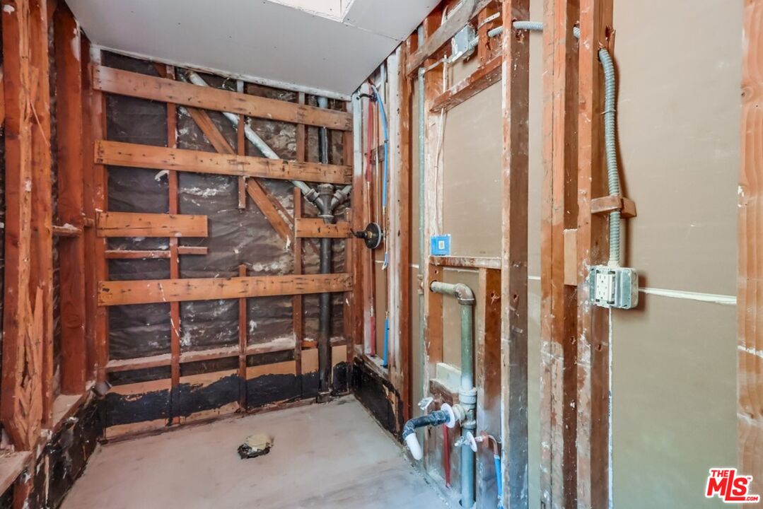 Los Angeles, California, 90046, United States, 3 Bedrooms Bedrooms, ,2 BathroomsBathrooms,Residential,For Sale,1908344