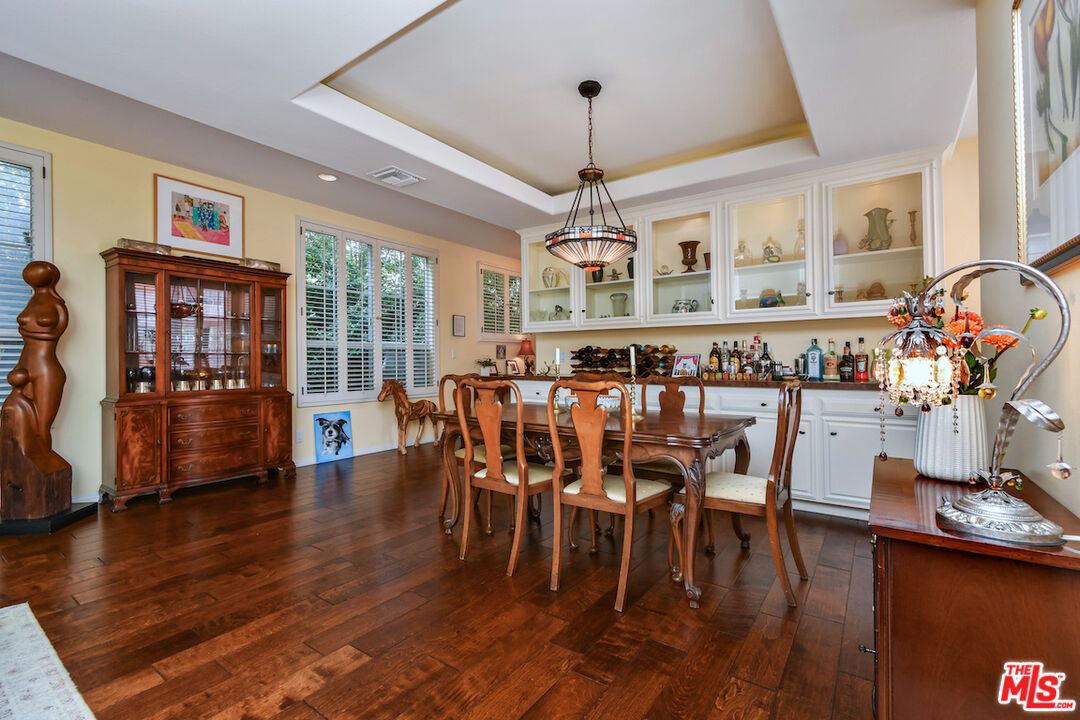 Sherman Oaks, California, 91403, United States, 2 Bedrooms Bedrooms, ,3 BathroomsBathrooms,Residential,For Sale,1951030