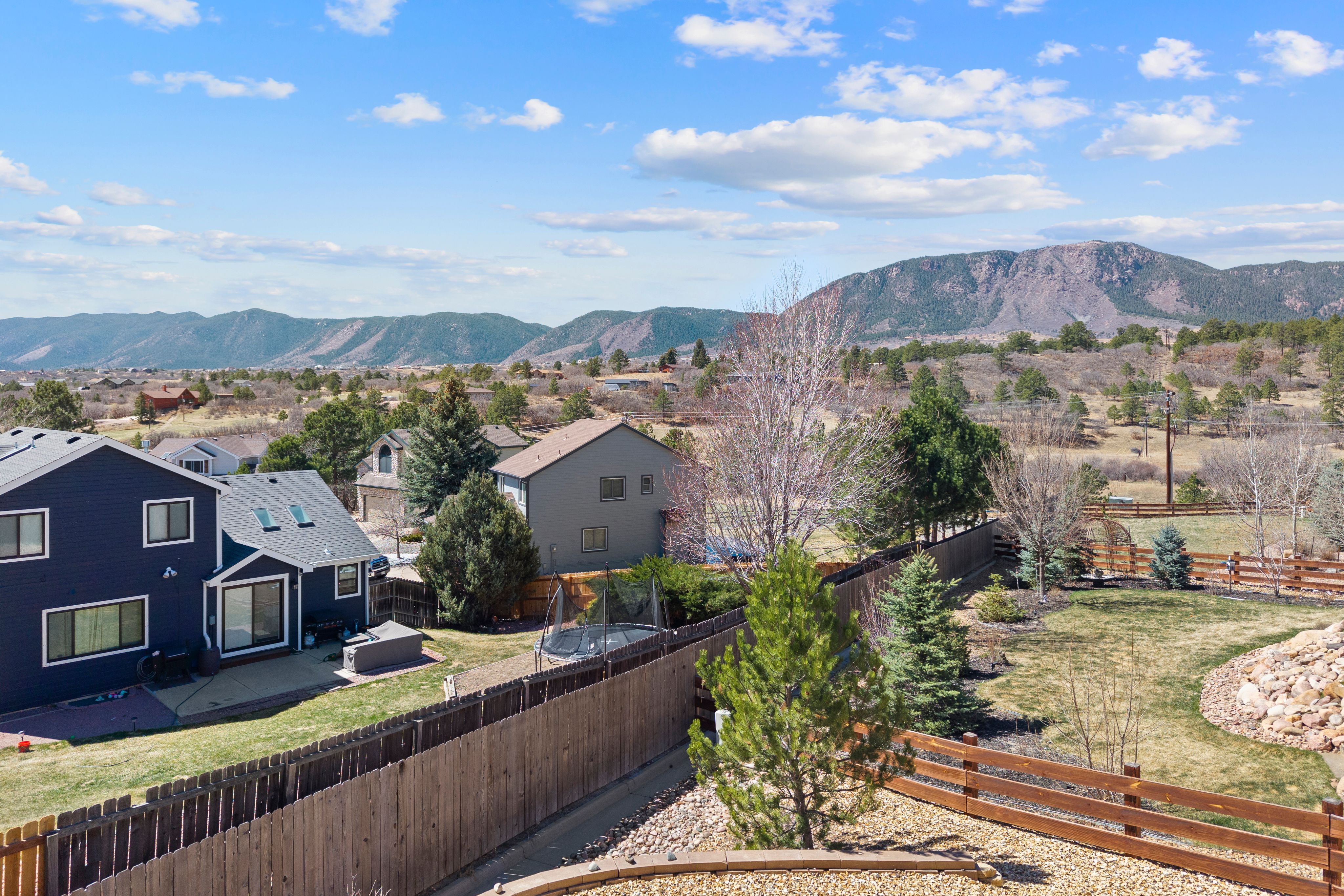  Open, Spacious, Upgraded, Walkout Rancher is Meticulous and with Views - 物件實景