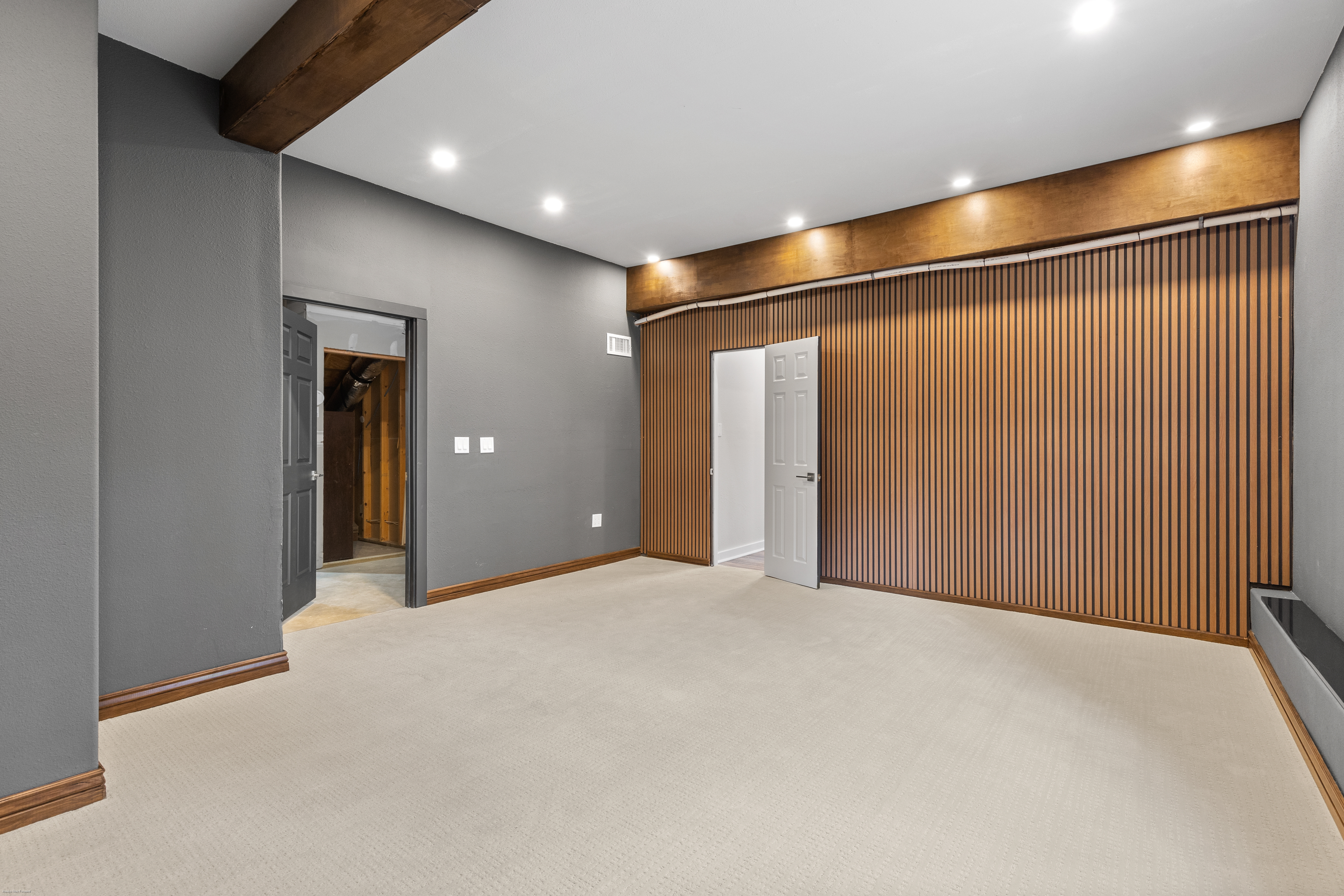  Extensively Renovated Main-Level Living - 物件實景