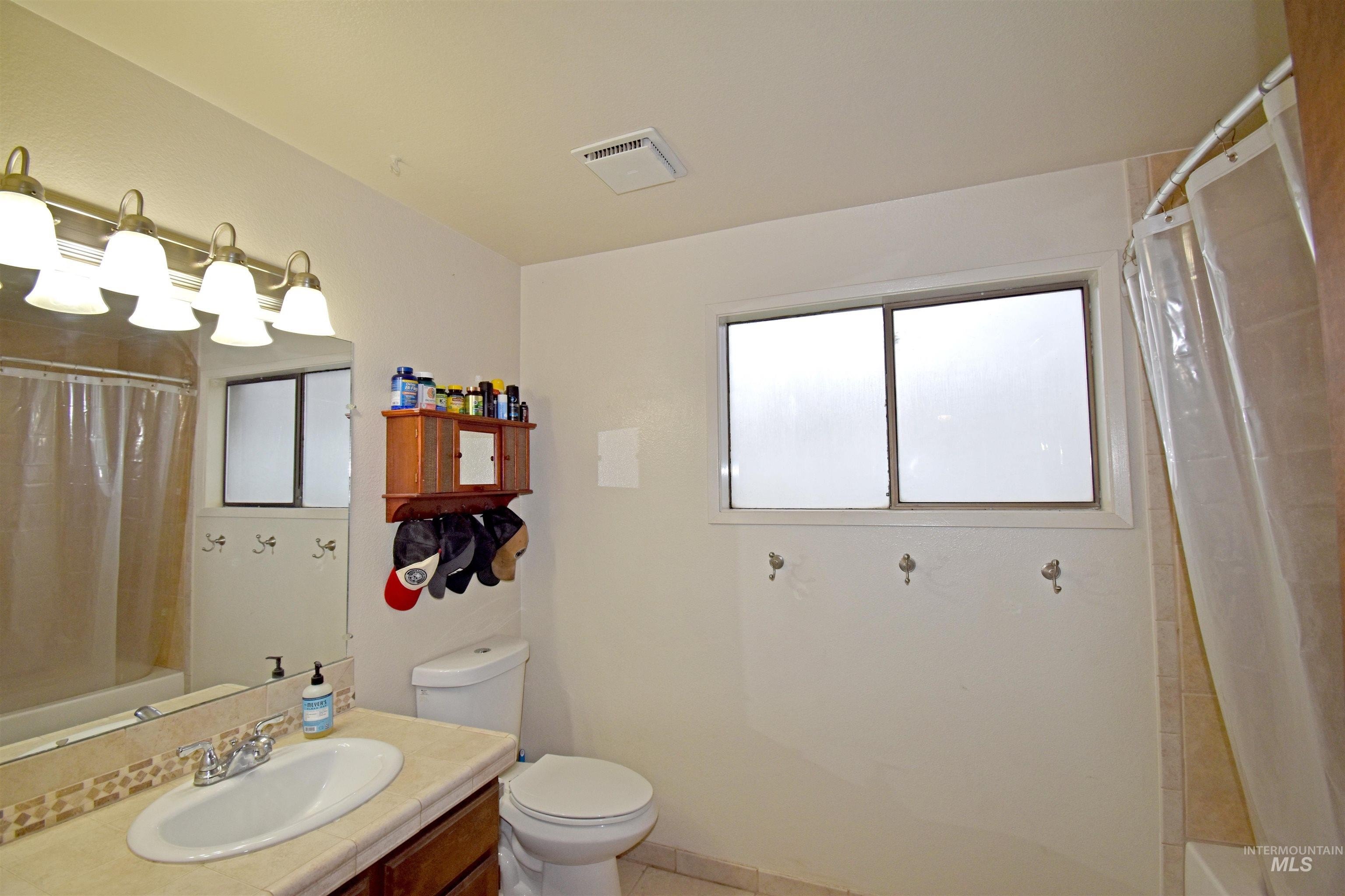 Clarkston, Washington, 99403, United States, 5 Bedrooms Bedrooms, ,4 BathroomsBathrooms,Residential,For Sale,2005826