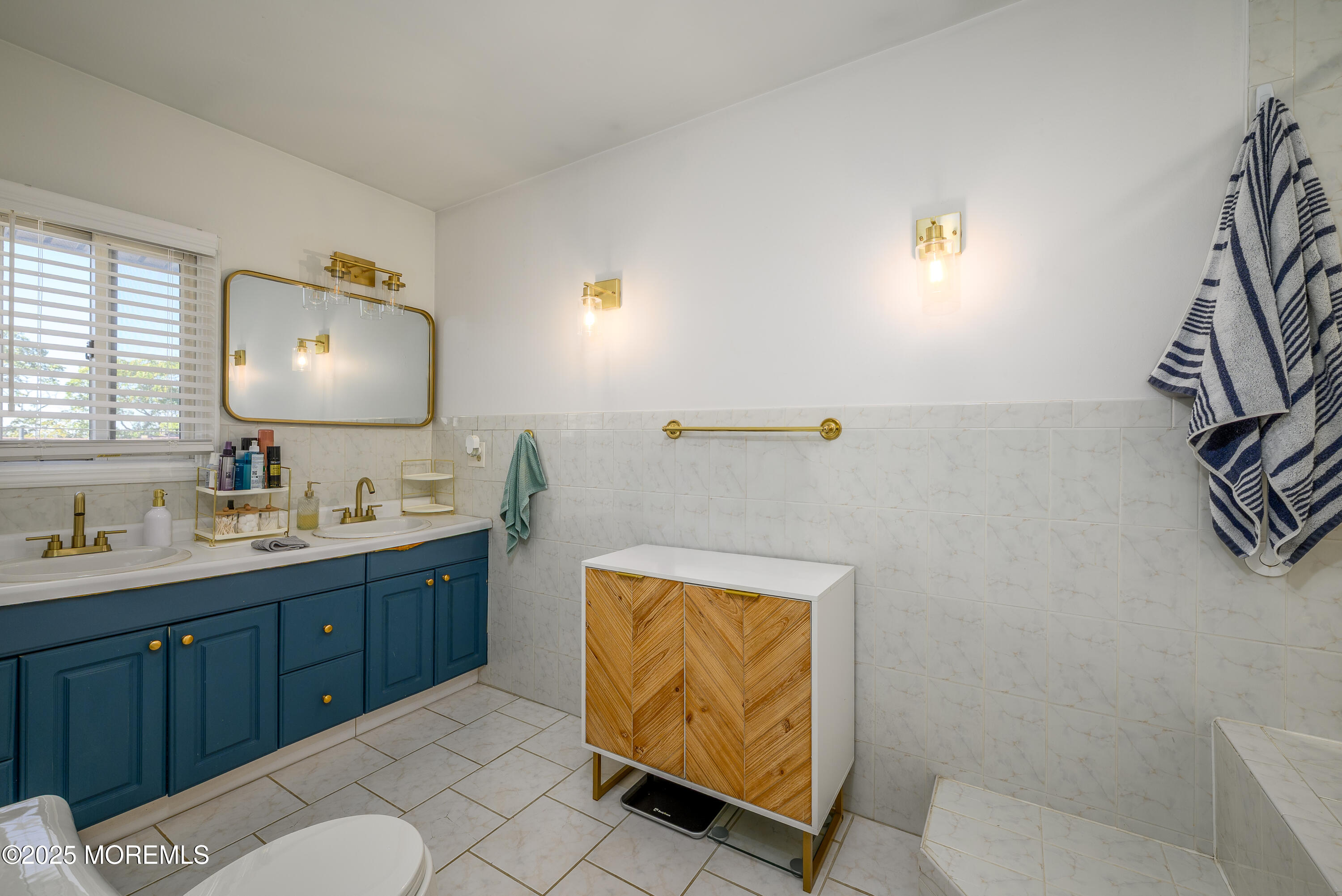 Red Bank, New Jersey, 07701, United States, 2 Bedrooms Bedrooms, ,3 BathroomsBathrooms,Residential,For Sale,1970602