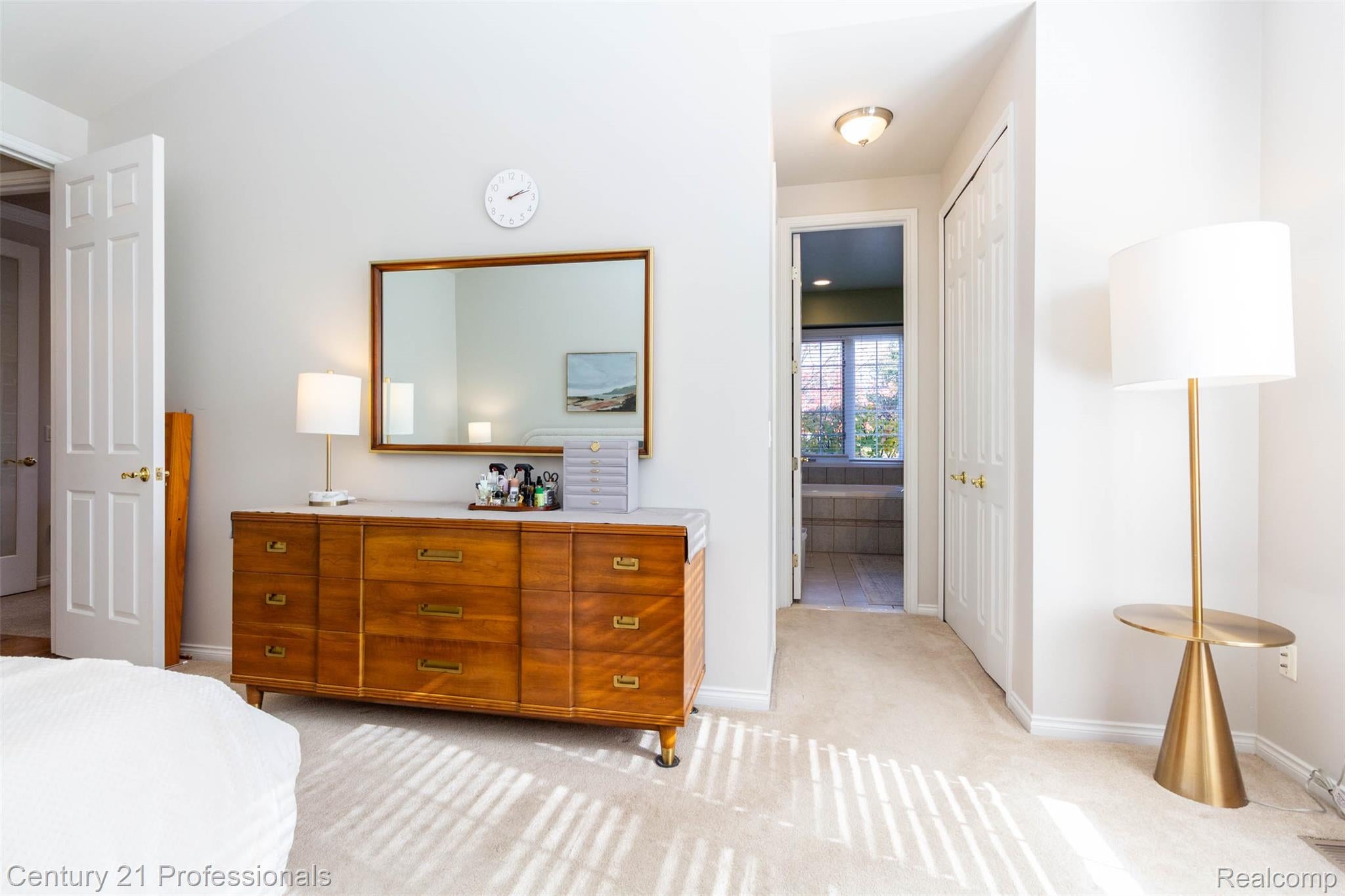 Troy, Michigan, 48098, United States, 2 Bedrooms Bedrooms, ,3 BathroomsBathrooms,Residential,For Sale,1979422