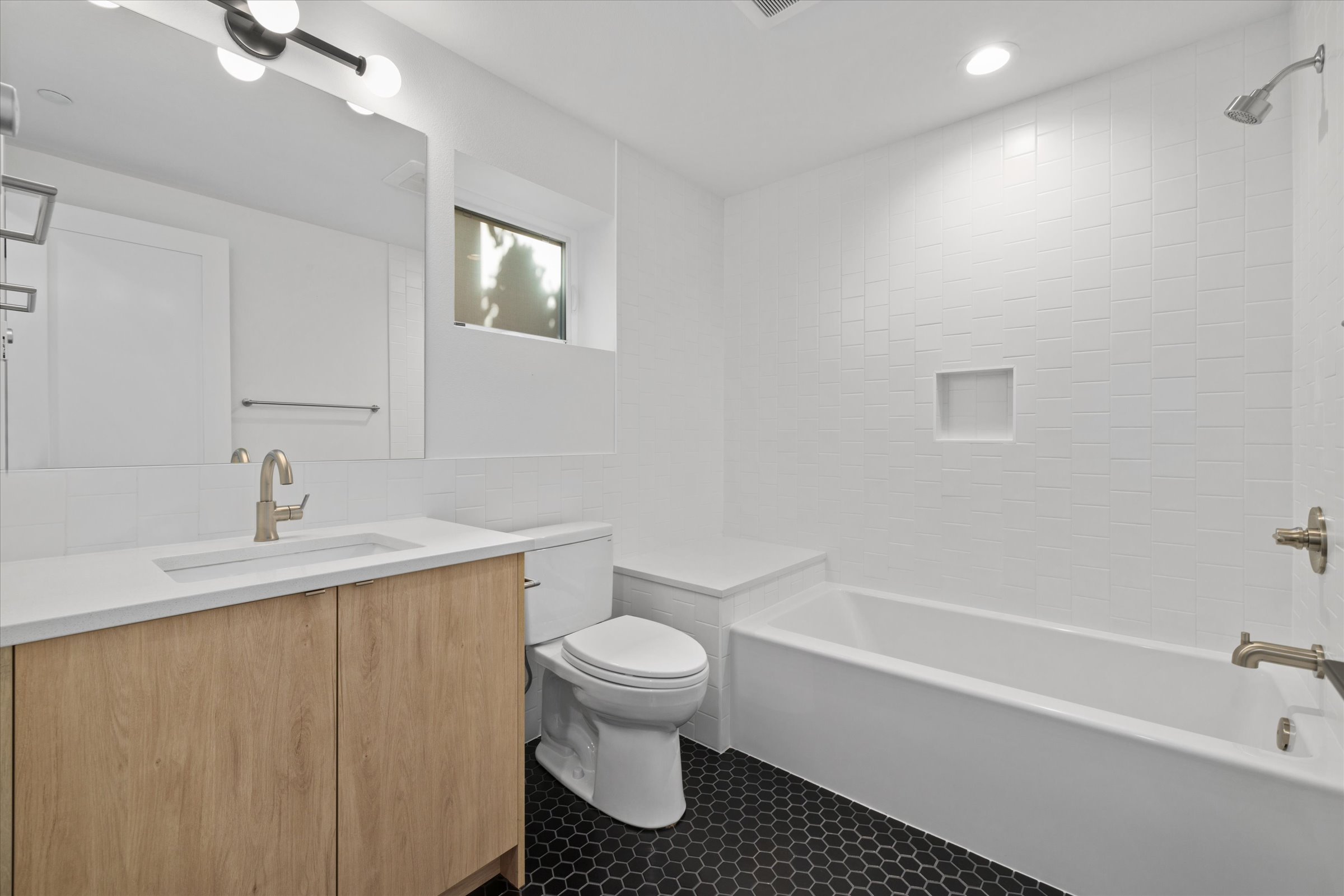  2011 Dexter Ave N Unit #A, Seattle, WA 98109 - 物件實景