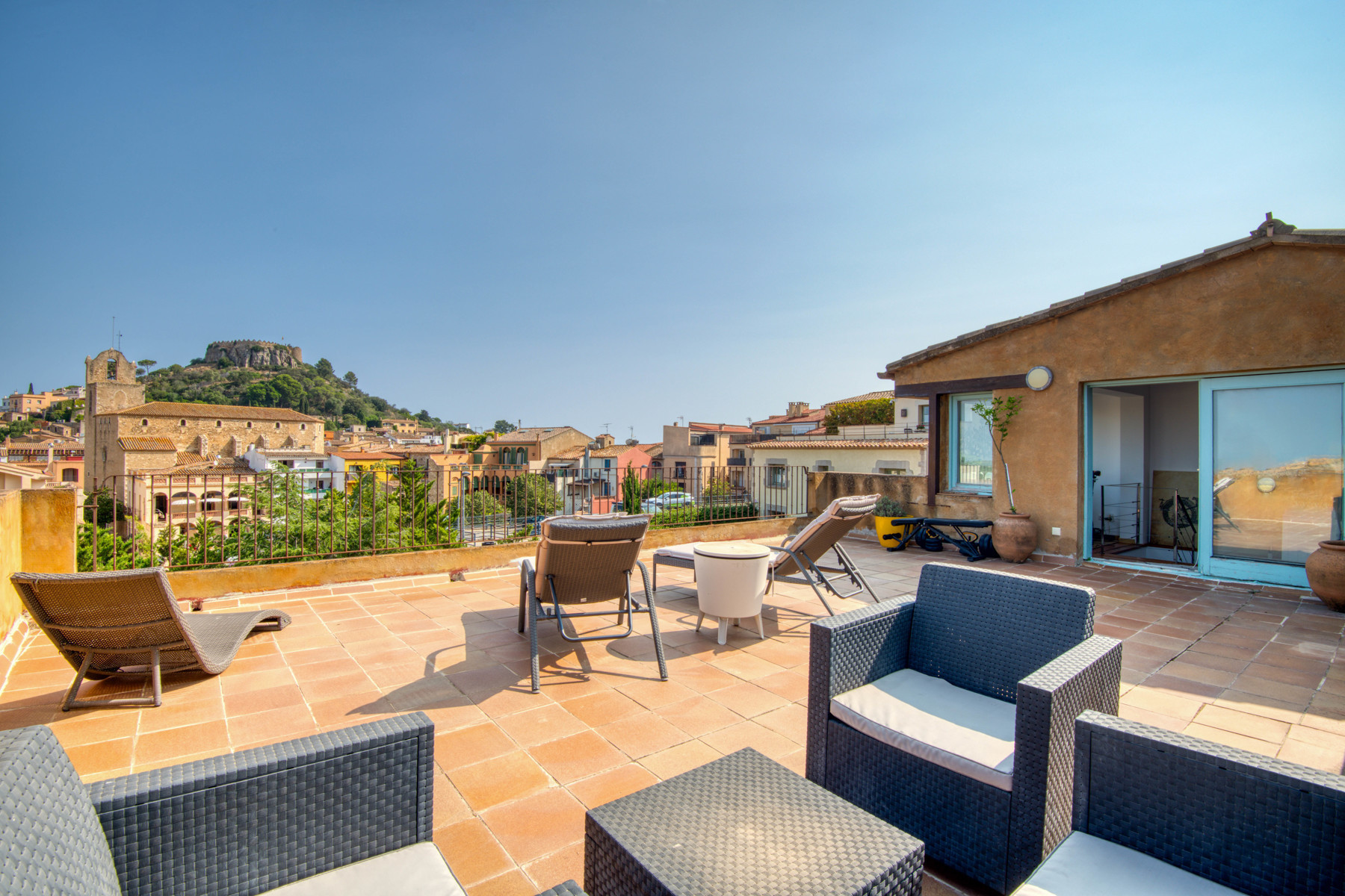 Charming townhouse with beautiful views in the center of Begur 