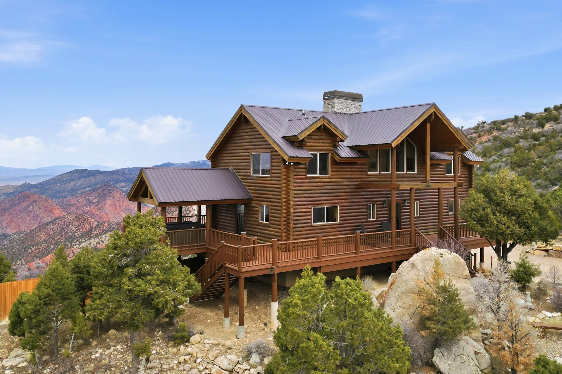  Renovated Log Cabin in Cedar Highlands with Wraparound Deck & Mountain Views - 物件實景