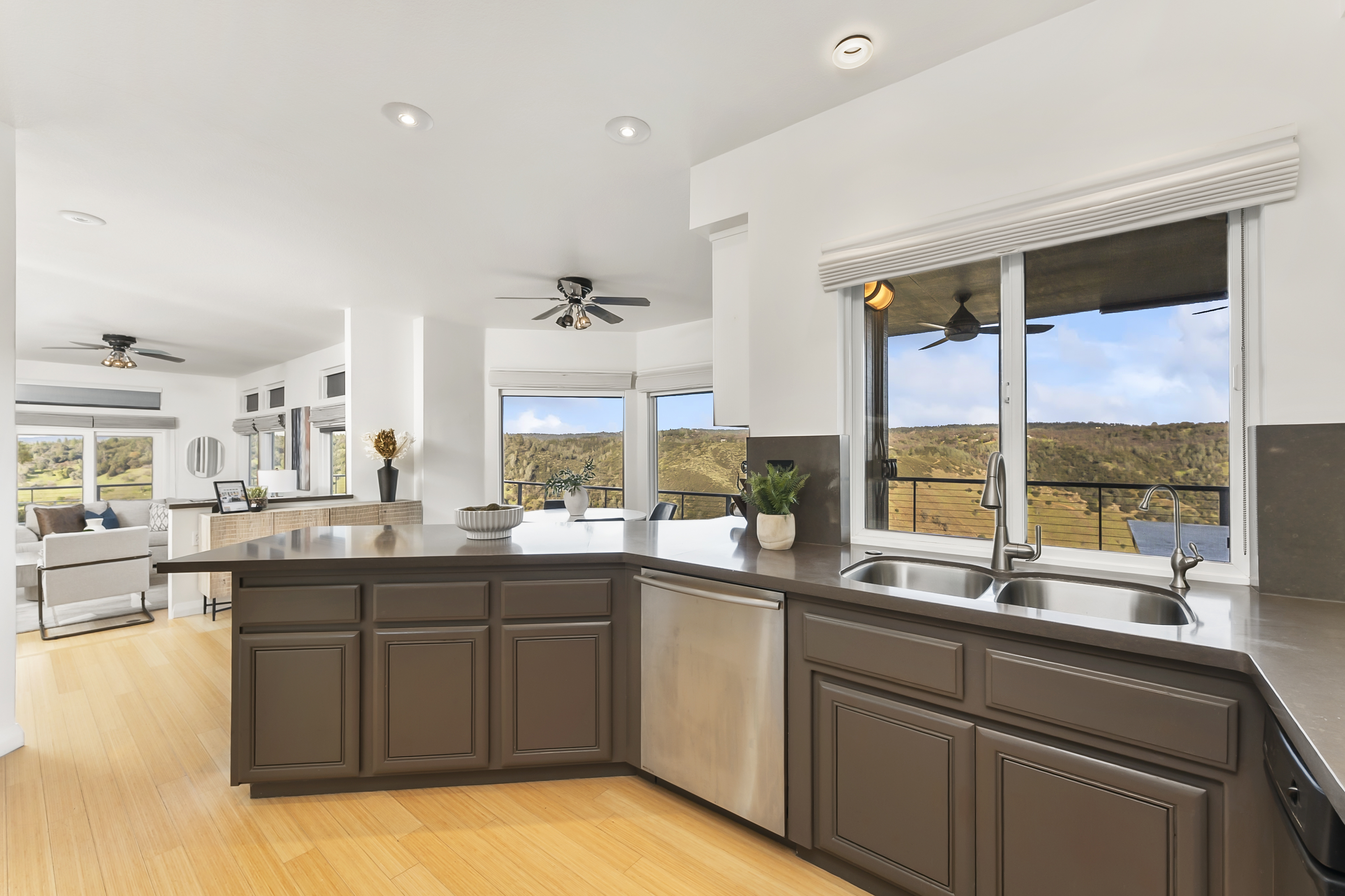  River Views • Pool • A Striking Estate That Makes a Statement - 物件實景