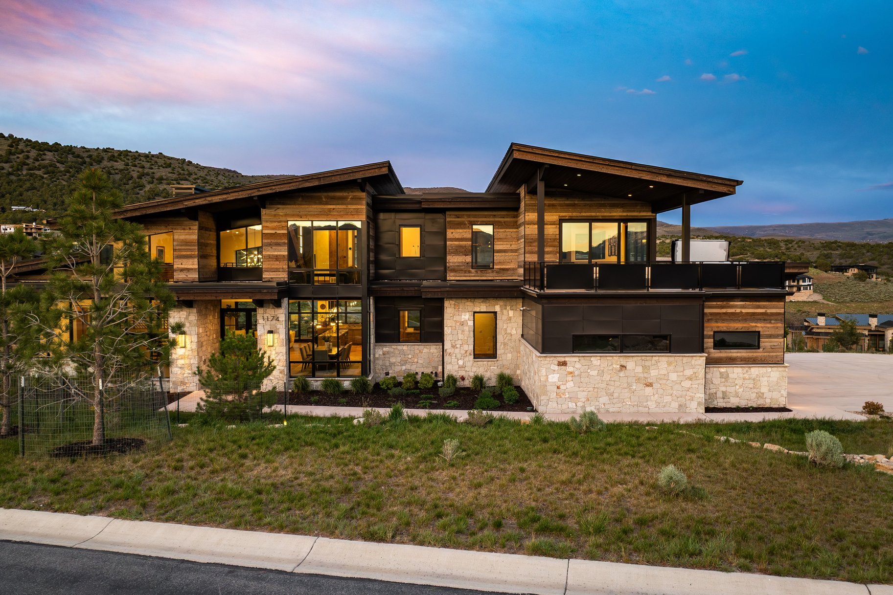  New Mountain Contemporary Home on Rare Double Lot with Timp Views - 物件實景
