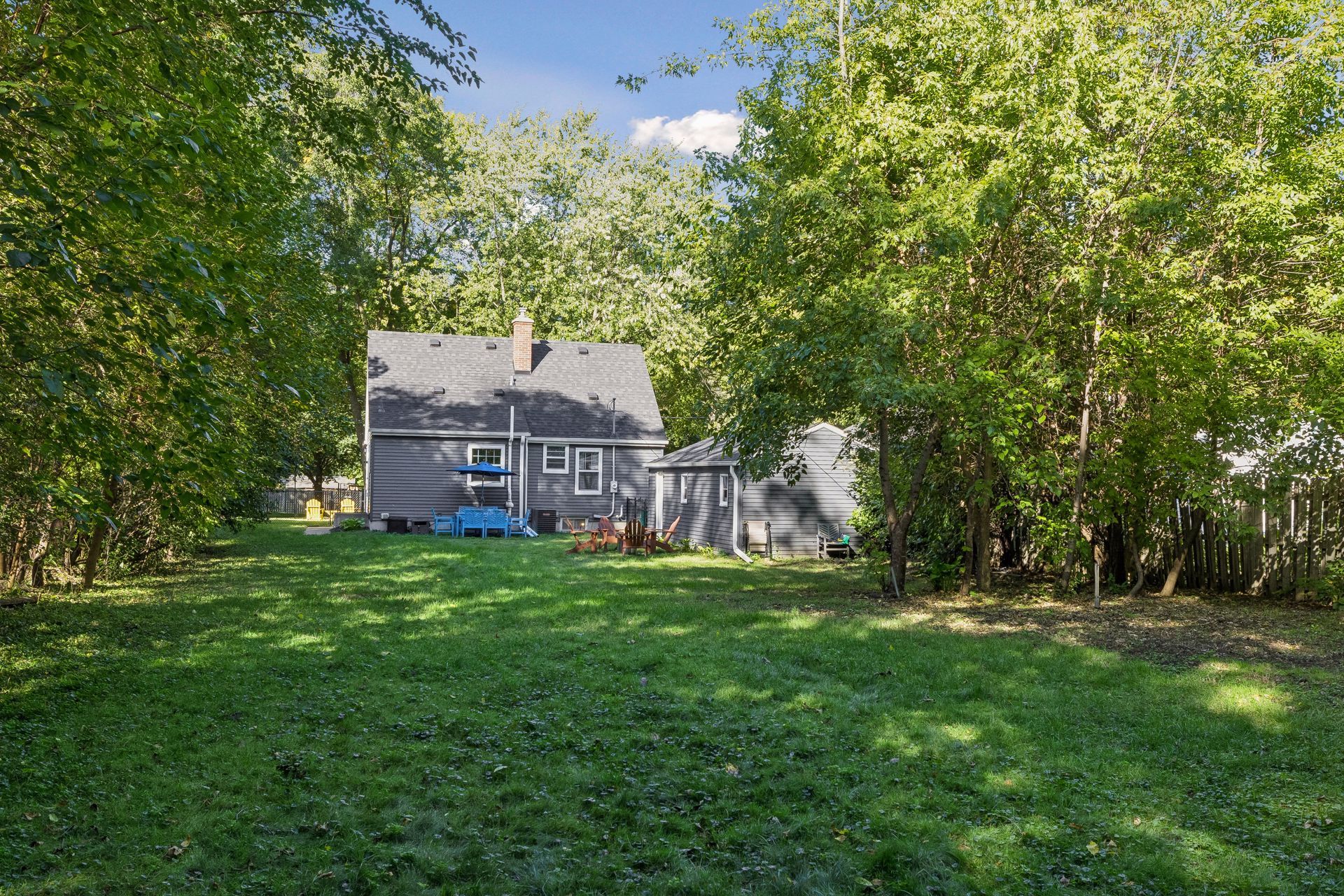  An Expansive Setting Near Minnehaha Creek - 物件實景