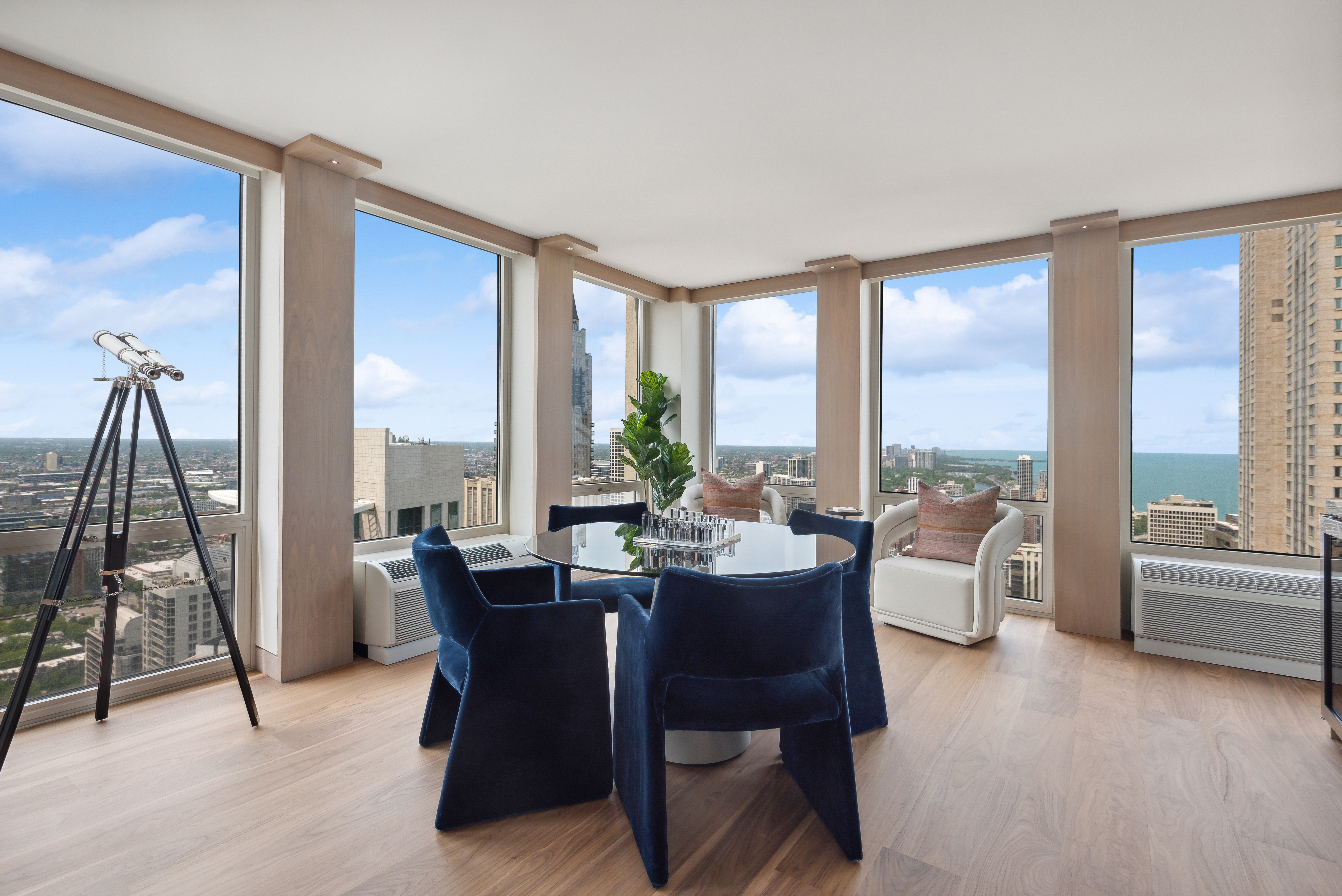  Absolutely Stunning, Penthouse Level Furnished Condo - 物件實景