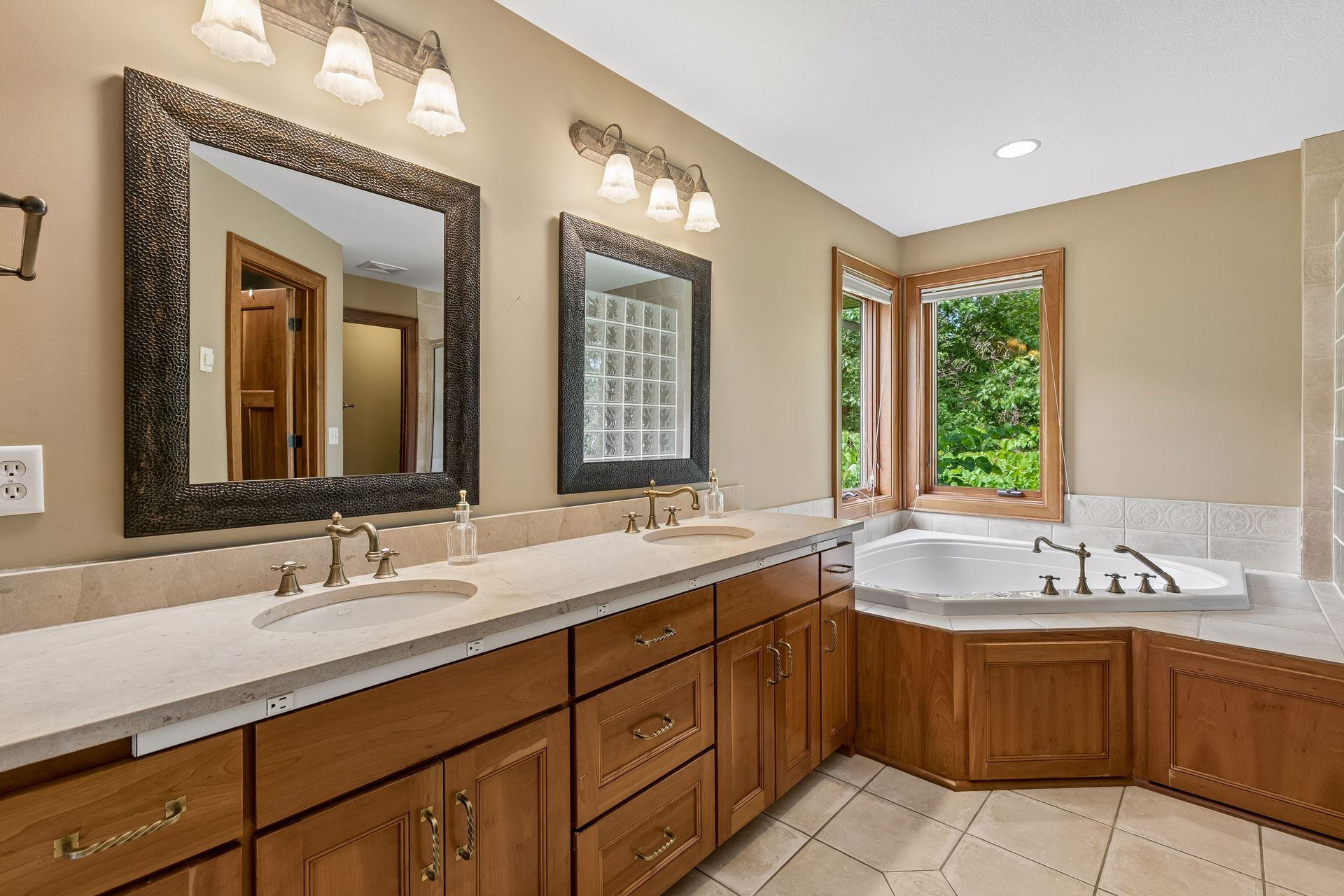  One-of-a-kind wooded retreat in Lakeville - 物件實景