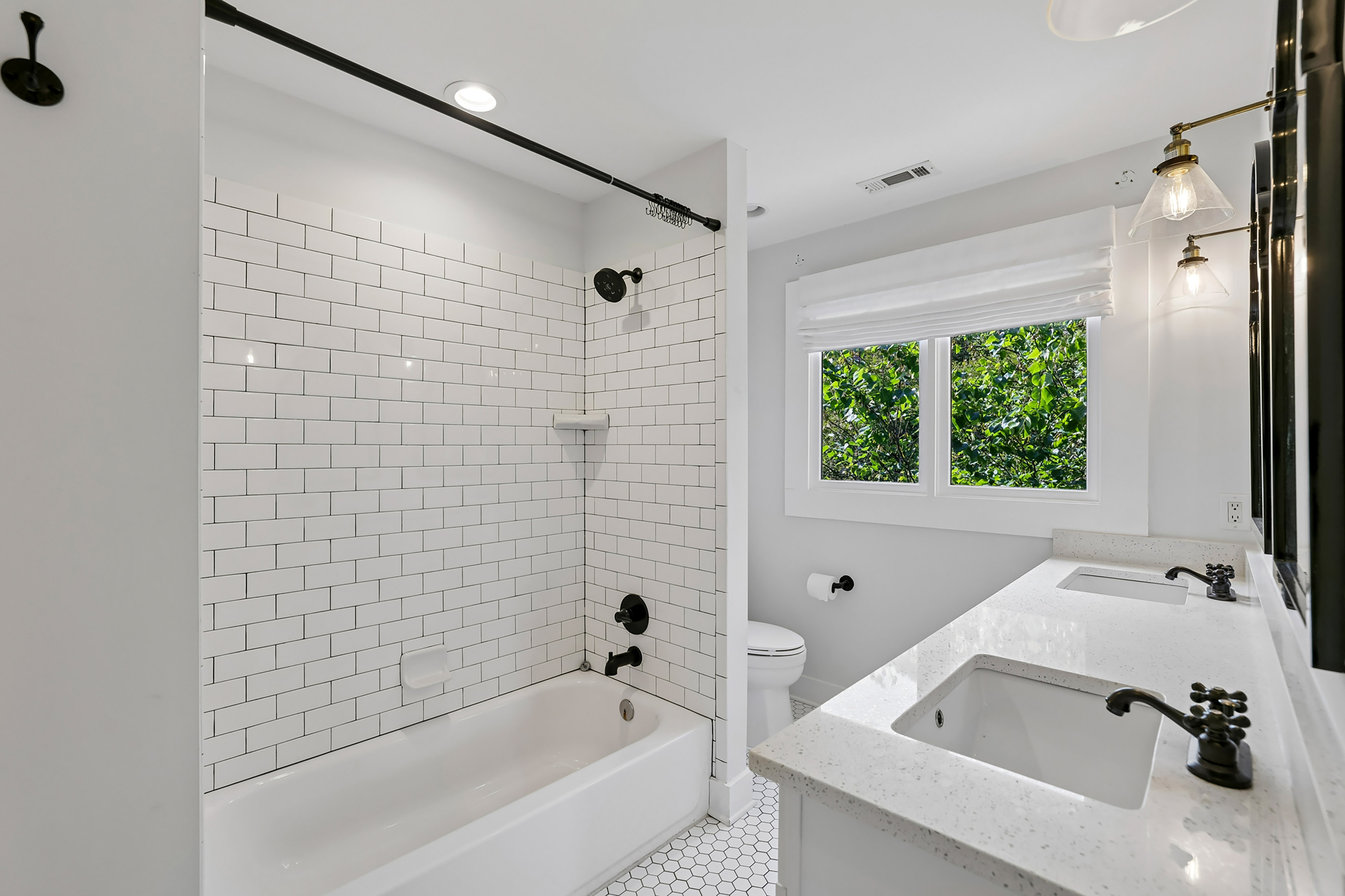  Renovated Bungalow Blends Historic Atlanta Character with Modern Luxury - 物件實景