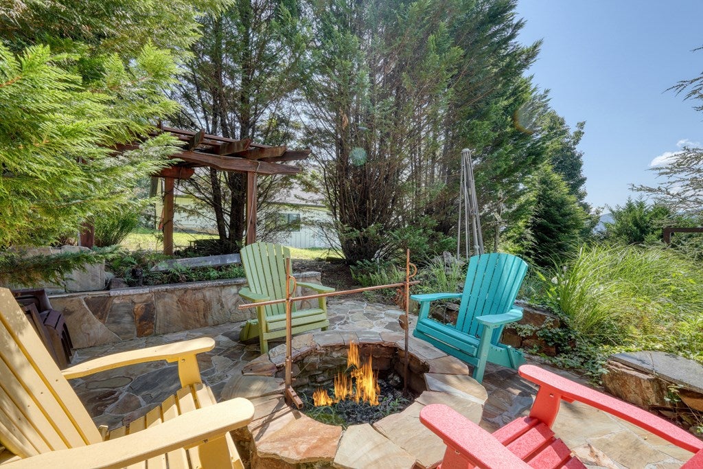 Hayesville, North Carolina, 28904, United States, 3 Bedrooms Bedrooms, ,4 BathroomsBathrooms,Residential,For Sale,1919513