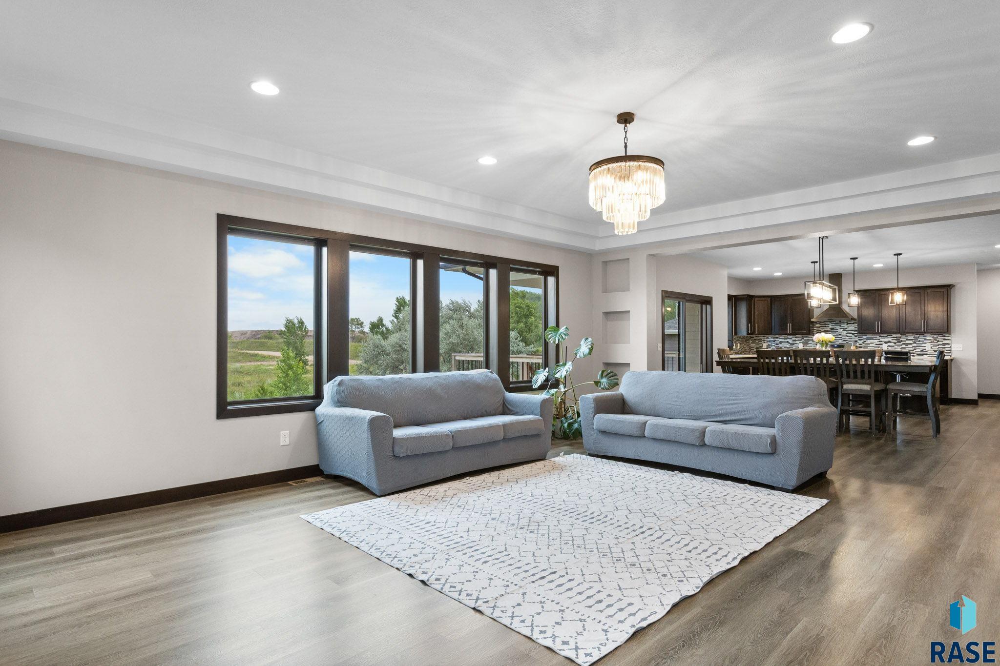 Sioux Falls, South Dakota, 57103, United States, 6 Bedrooms Bedrooms, ,4 BathroomsBathrooms,Residential,For Sale,1898339