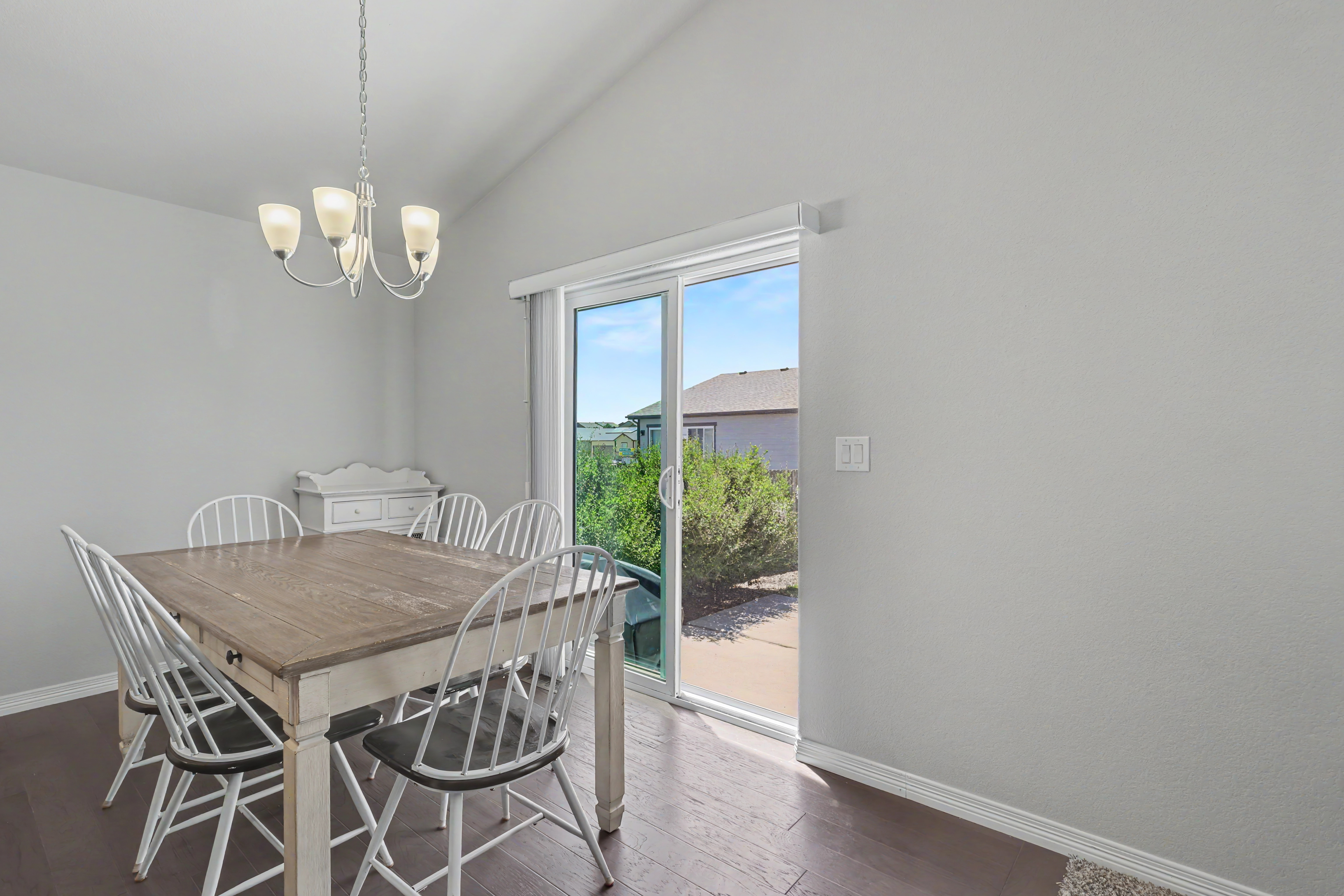 Main Level Living + Spacious Outdoor Space - 物件實景