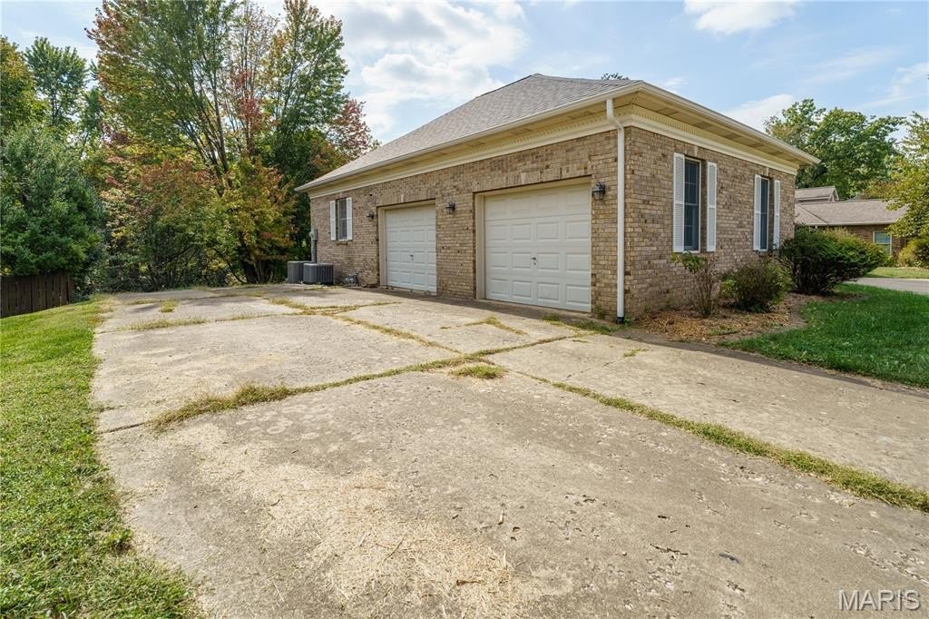 Glen Carbon, Illinois, 62034, United States, 5 Bedrooms Bedrooms, ,4 BathroomsBathrooms,Residential,For Sale,1977133