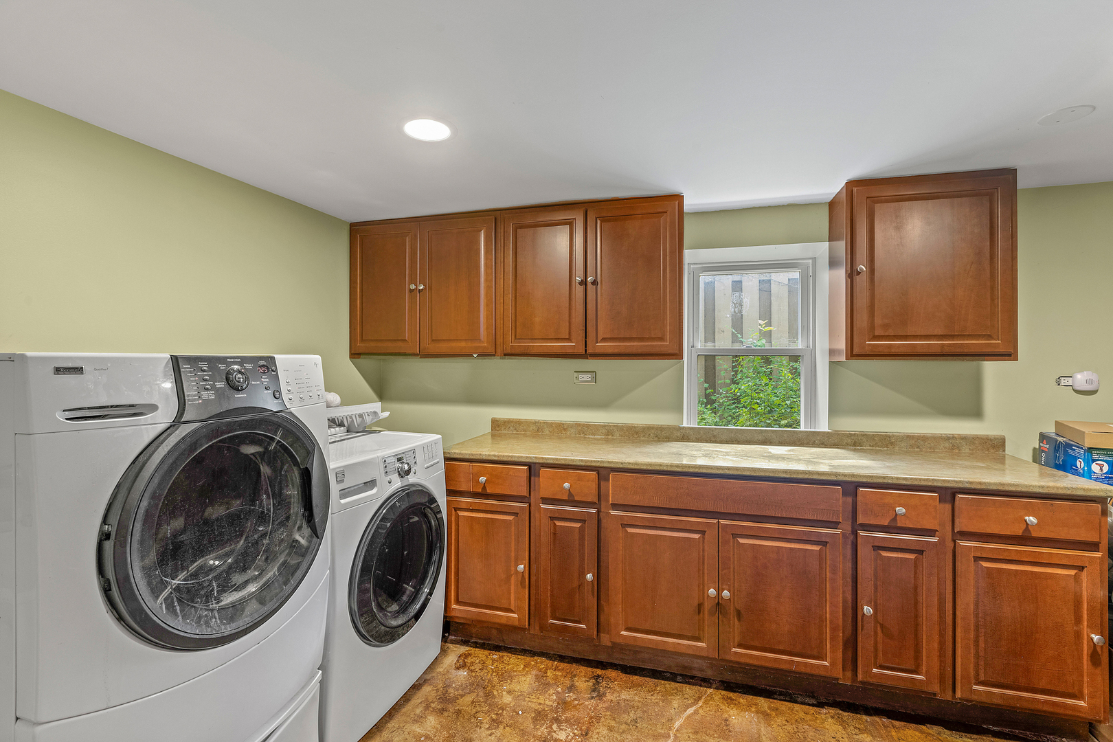 Chicago, Illinois, 60641, United States, 5 Bedrooms Bedrooms, ,3 BathroomsBathrooms,Residential,For Sale,1891255