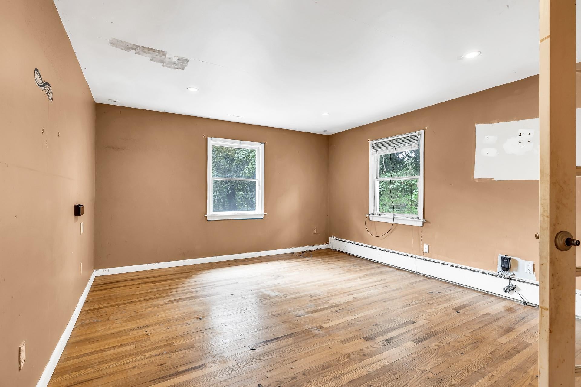 Huntington, New York, 11743, United States, 4 Bedrooms Bedrooms, ,3 BathroomsBathrooms,Residential,For Sale,1895271
