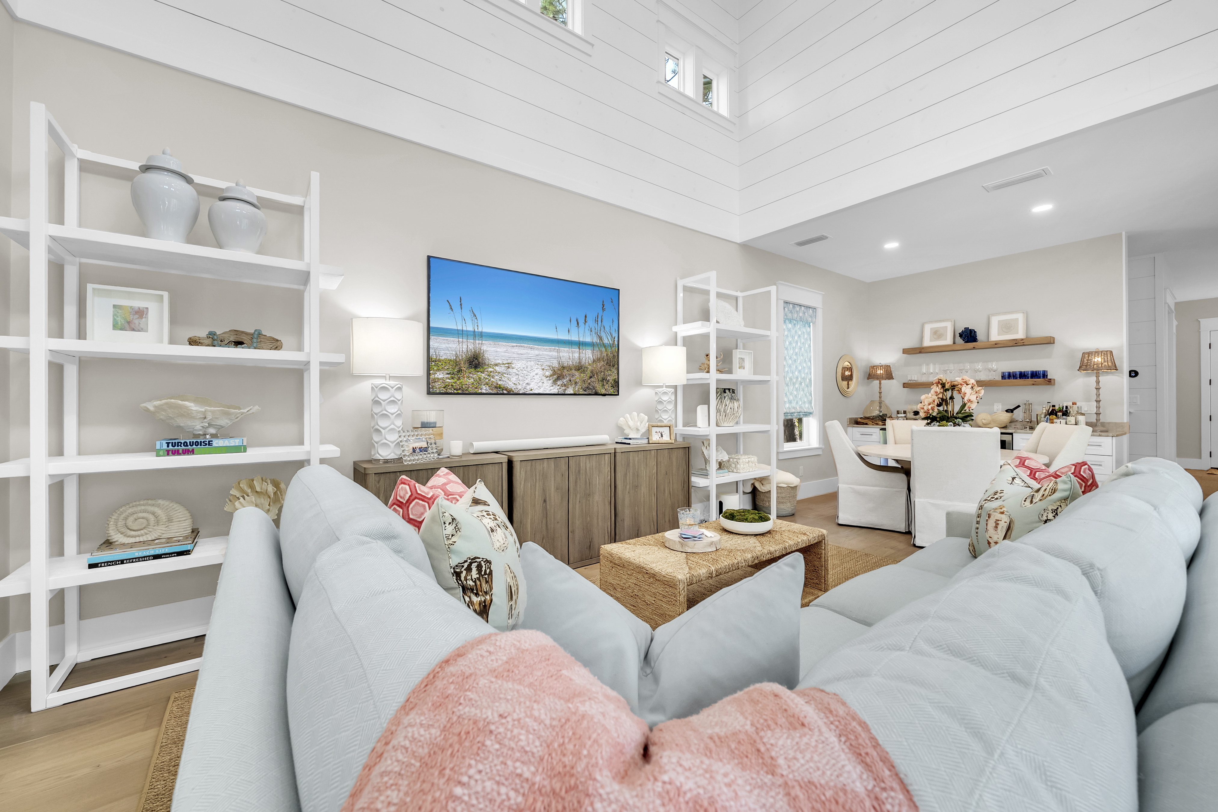  Custom Coastal Home With Private Pool And Expansive Outdoor Living - 物件實景