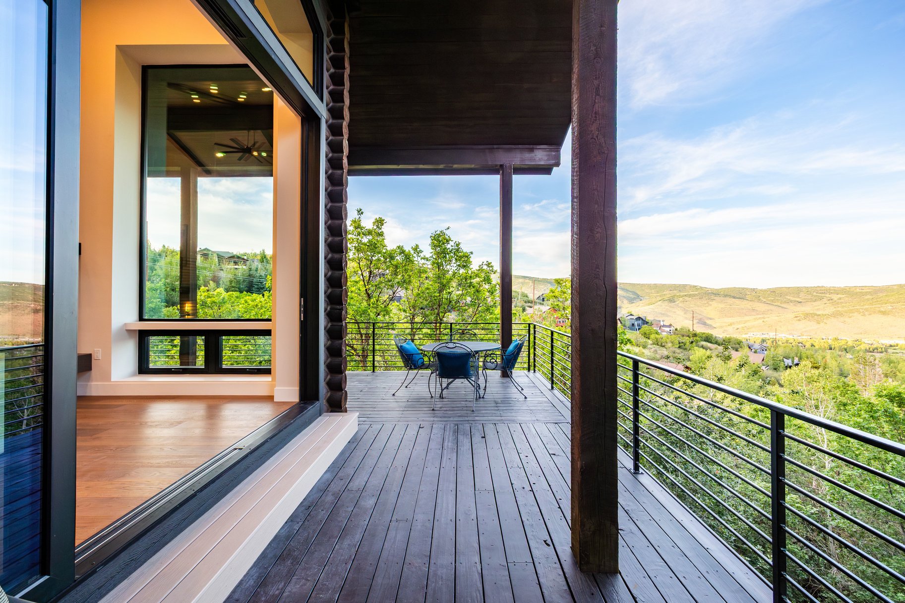  Full Scale Rebuild with Amazing Outdoor Spaces and Views - 物件實景