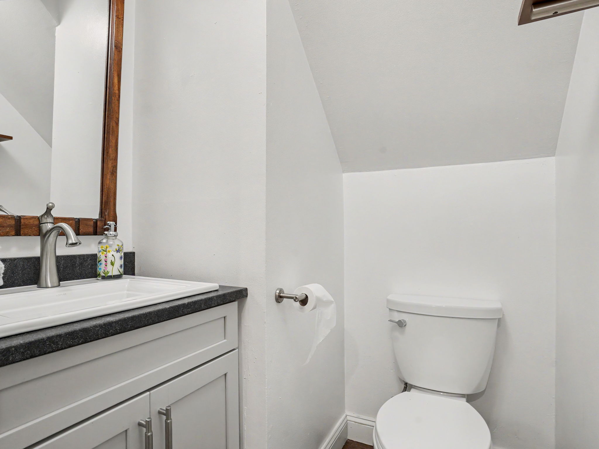  Hilltop Lake Hills Oasis with Renovated Chef