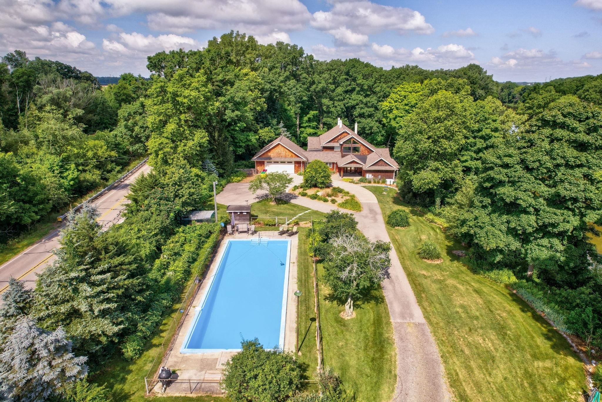 Vassar, Michigan, 49768, United States, 3 Bedrooms Bedrooms, ,4 BathroomsBathrooms,Residential,For Sale,1976339