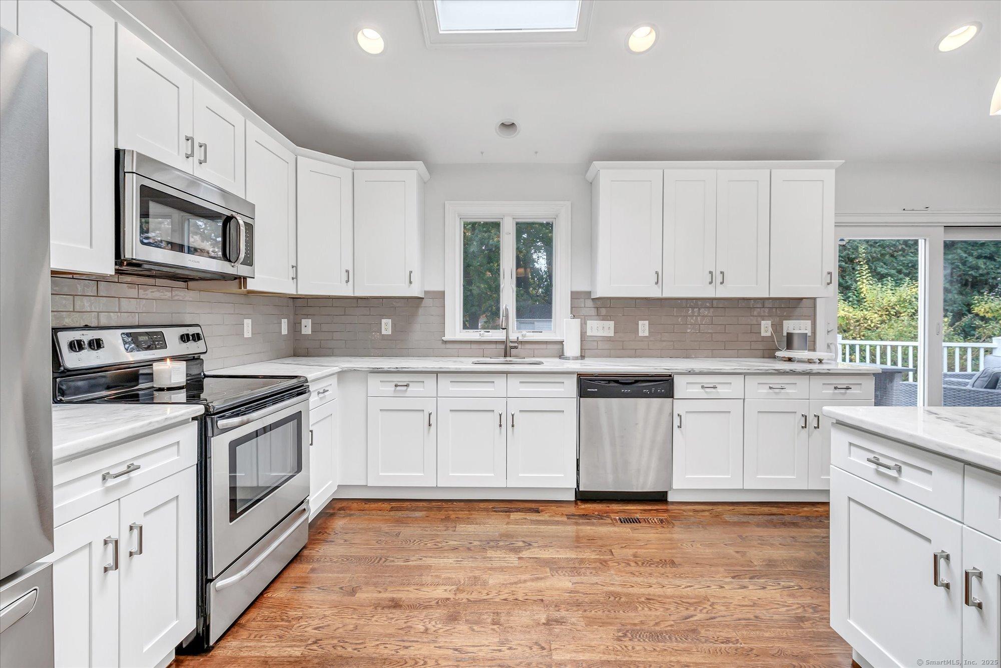 Stratford, Connecticut, 06614, United States, 3 Bedrooms Bedrooms, ,2 BathroomsBathrooms,Residential,For Sale,1978049