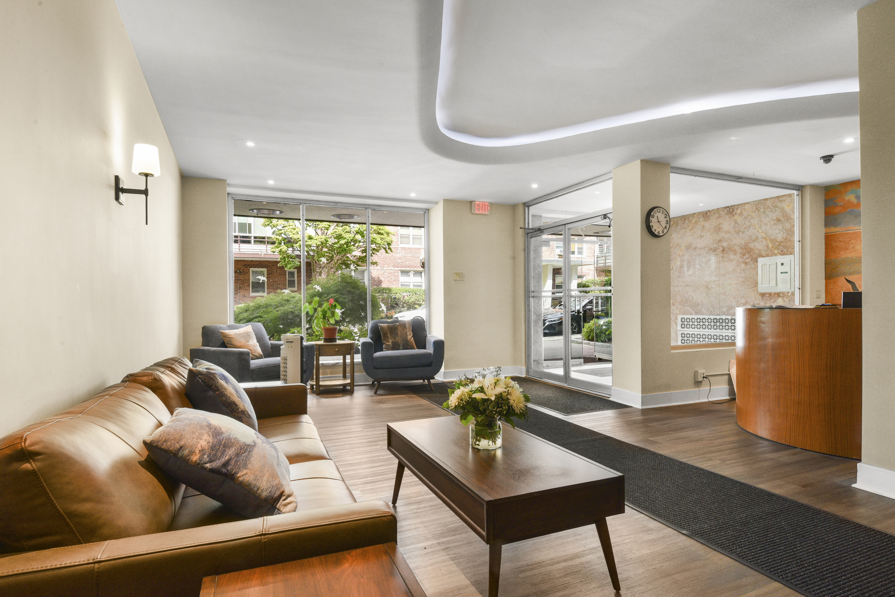  Oversized Larchmont Terrace Condo - 物件實景