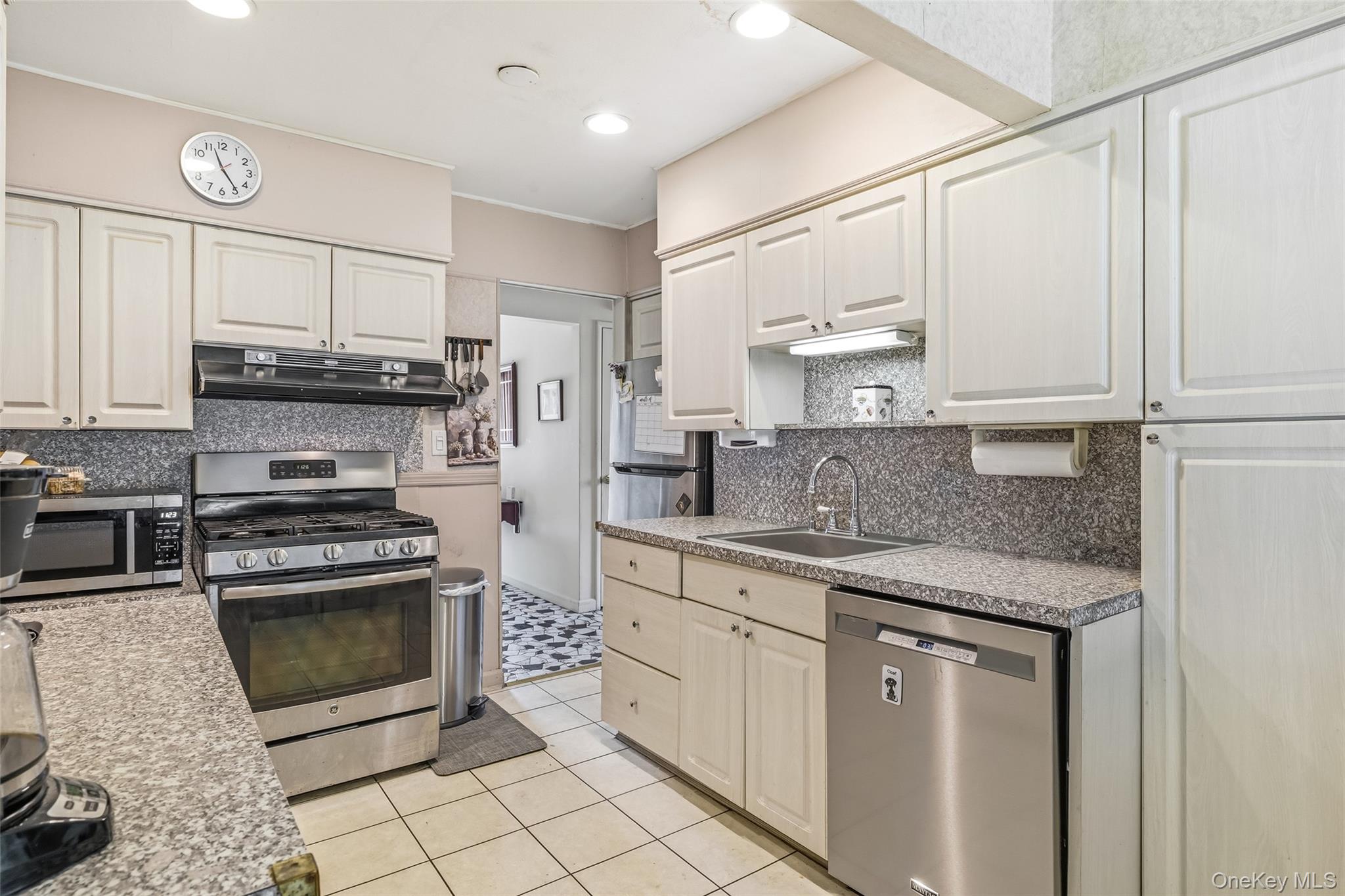 Seaford, New York, 11783, United States, 3 Bedrooms Bedrooms, ,2 BathroomsBathrooms,Residential,For Sale,2048212