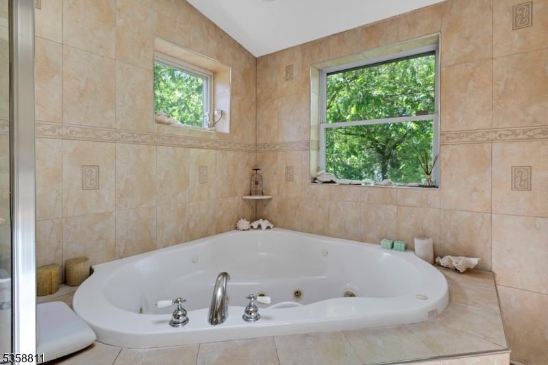 West Orange Twp., New Jersey, 07052, United States, 6 Bedrooms Bedrooms, ,4 BathroomsBathrooms,Residential,For Sale,1826682