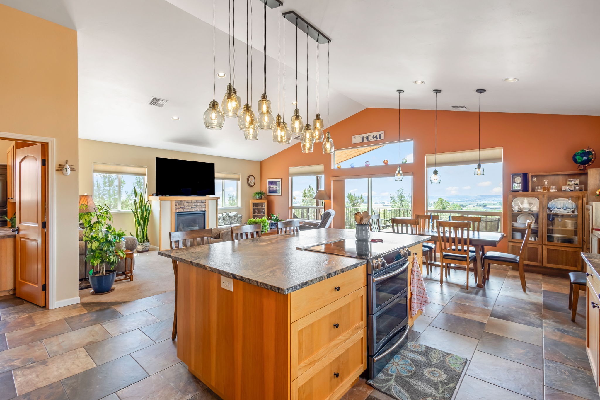 Prineville, Oregon, 97754, United States, 3 Bedrooms Bedrooms, ,4 BathroomsBathrooms,Residential,For Sale,1942116