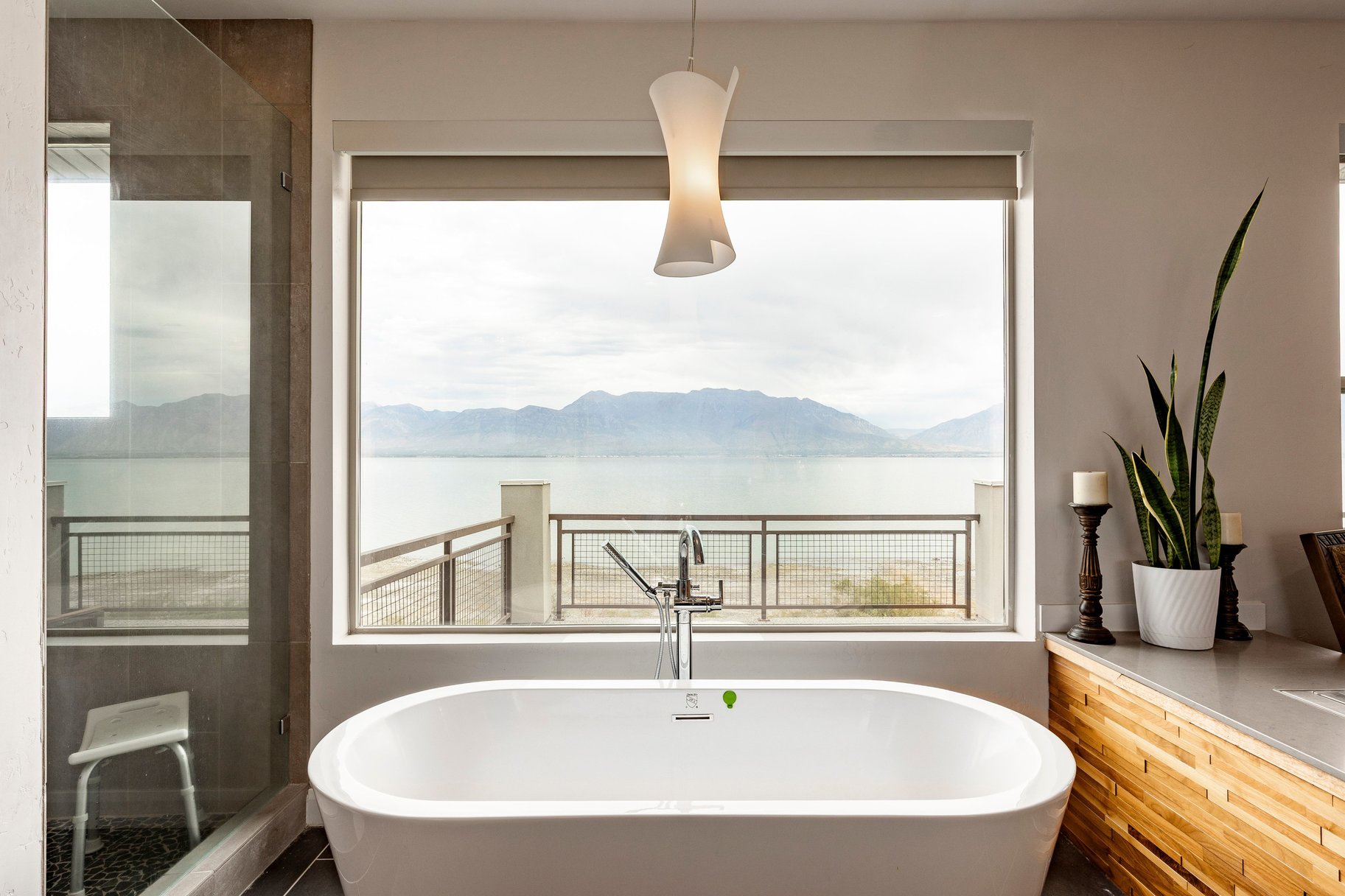  Modern Lakefront Retreat with Breathtaking Lake and Mountain Views - 物件實景