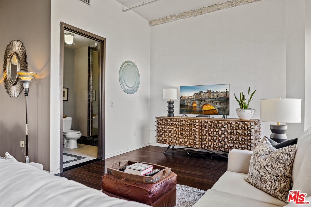 Los Angeles, California, 90028, United States, 2 Bedrooms Bedrooms, ,2 BathroomsBathrooms,Residential,For Sale,1827936