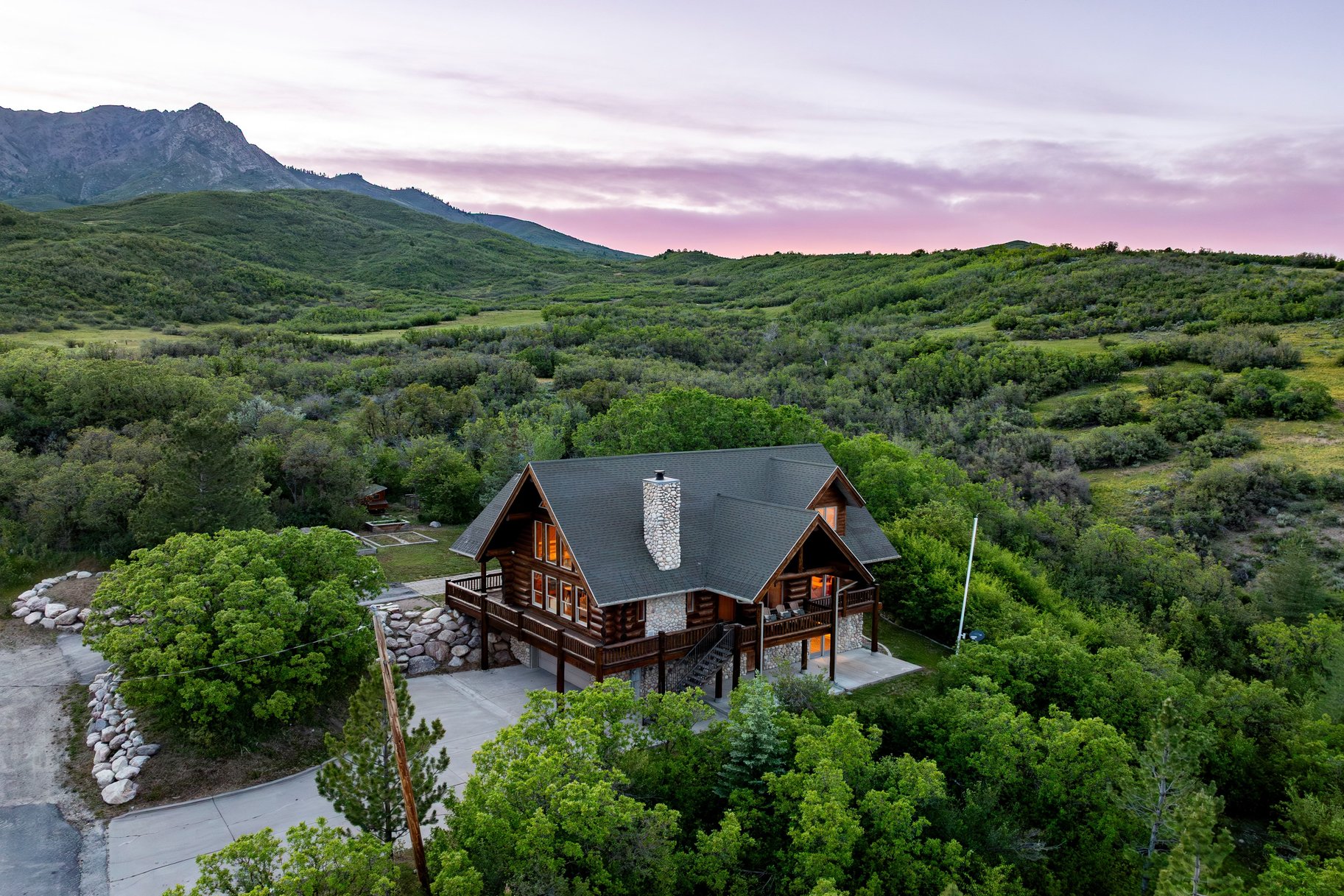  Refined Mountain Home on 1.27 Acres Near Snowbasin - 物件實景