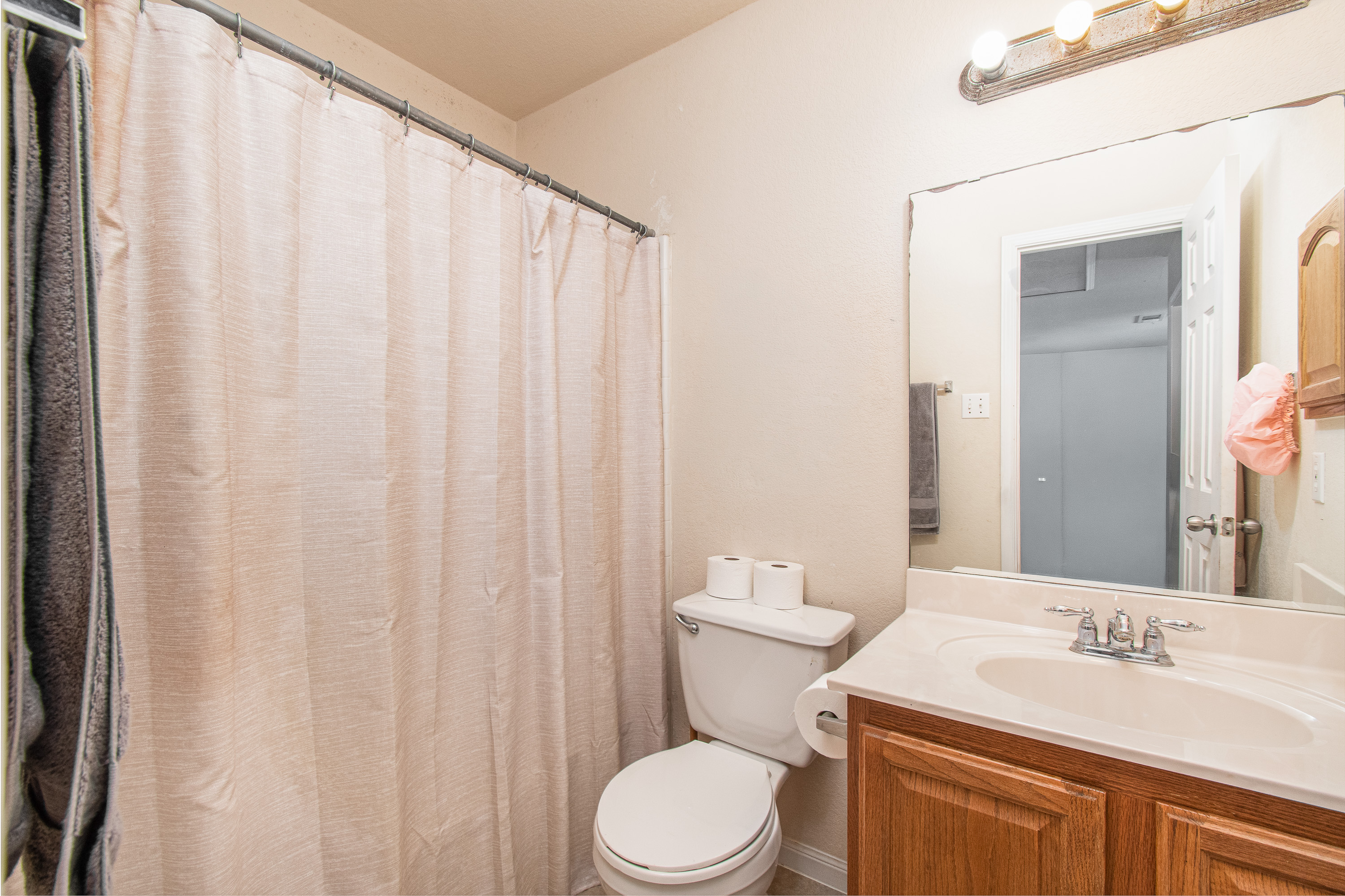  Spacious Two Storh Home  Great Layout  Value Priced Home - 物件實景