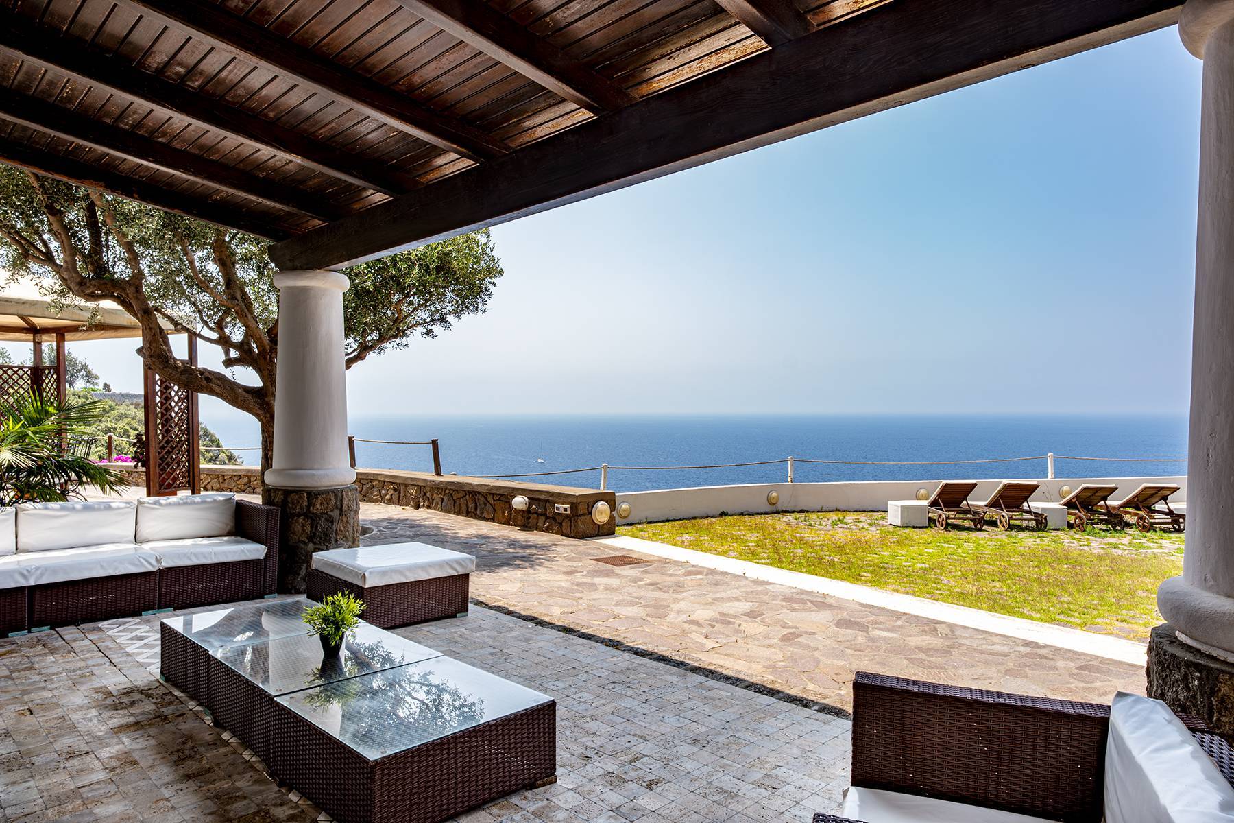 Charming seafront villa in Punta Caruso 