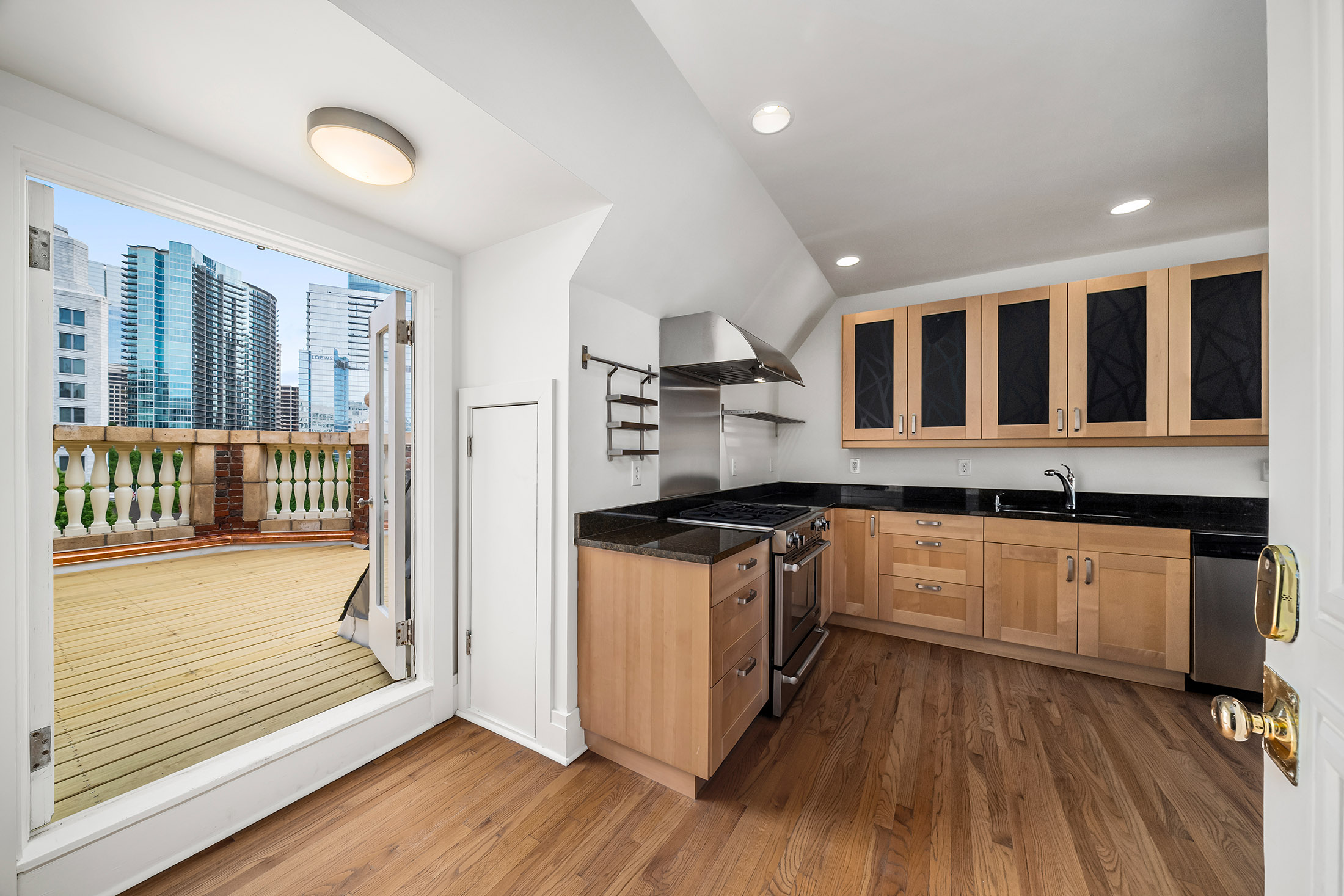  Two-Story Penthouse with Sweeping Skyline Views - 物件實景