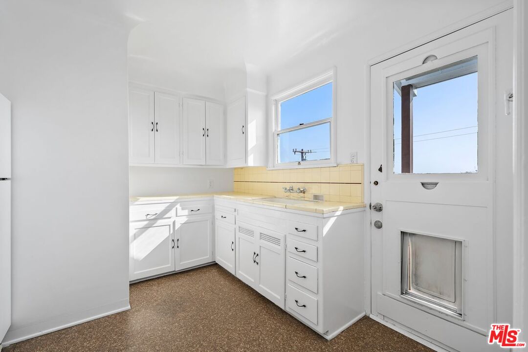 Santa Monica, California, 90405, United States, 2 Bedrooms Bedrooms, ,1 BathroomBathrooms,Residential,For Sale,1988131