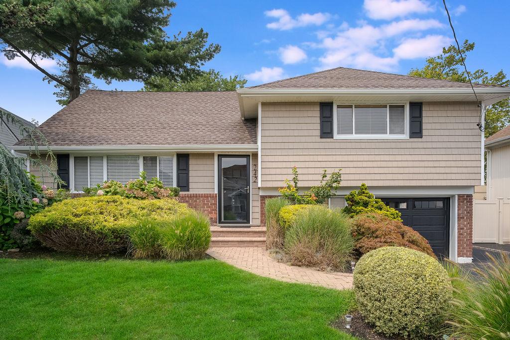 Oceanside, New York, 11572, United States, 3 Bedrooms Bedrooms, ,3 BathroomsBathrooms,Residential,For Sale,1908521