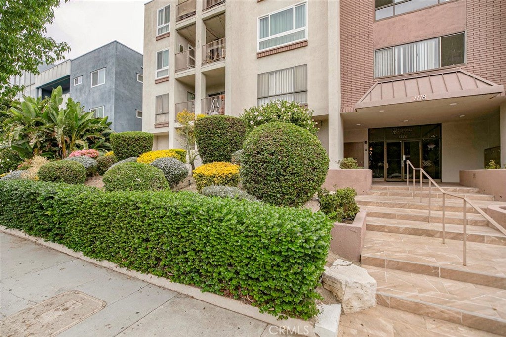 Glendale, California, 91202, United States, 2 Bedrooms Bedrooms, ,1 BathroomBathrooms,Residential,For Sale,1988969