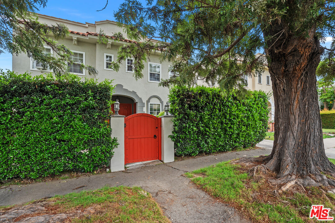 Los Angeles, California, 90019, United States, 6 Bedrooms Bedrooms, ,Residential,For Sale,1908523