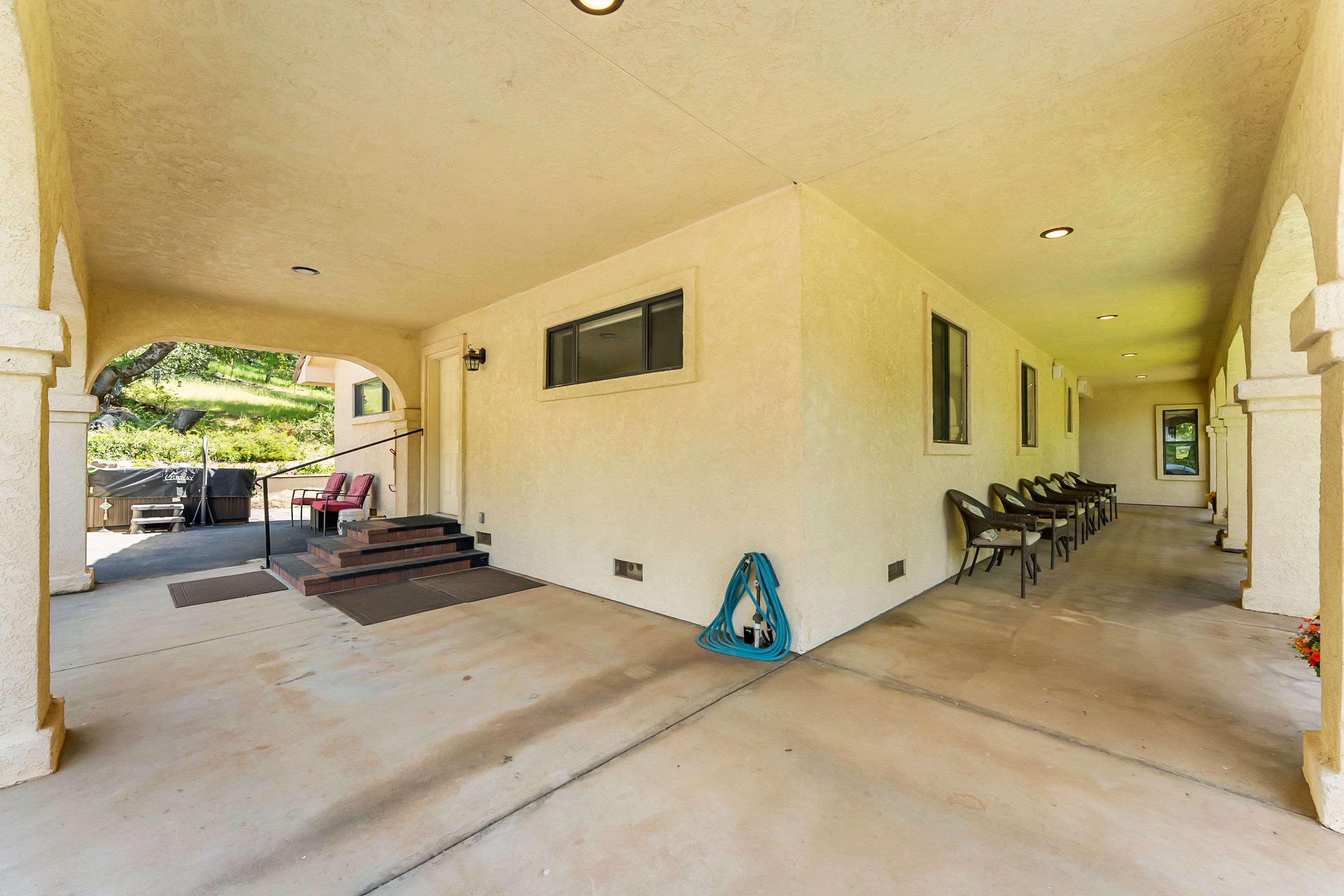  21 Acres - Gated - Renovated - 物件實景