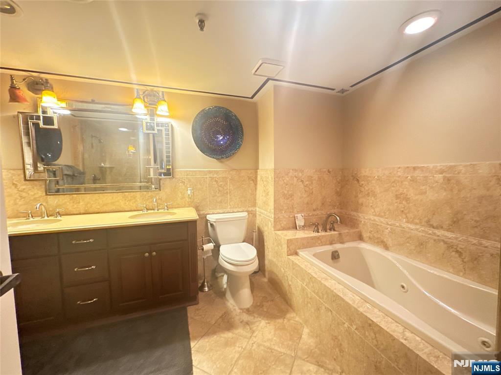 Hackensack, New Jersey, 07601, United States, 2 Bedrooms Bedrooms, ,2 BathroomsBathrooms,Residential,For Sale,1912760