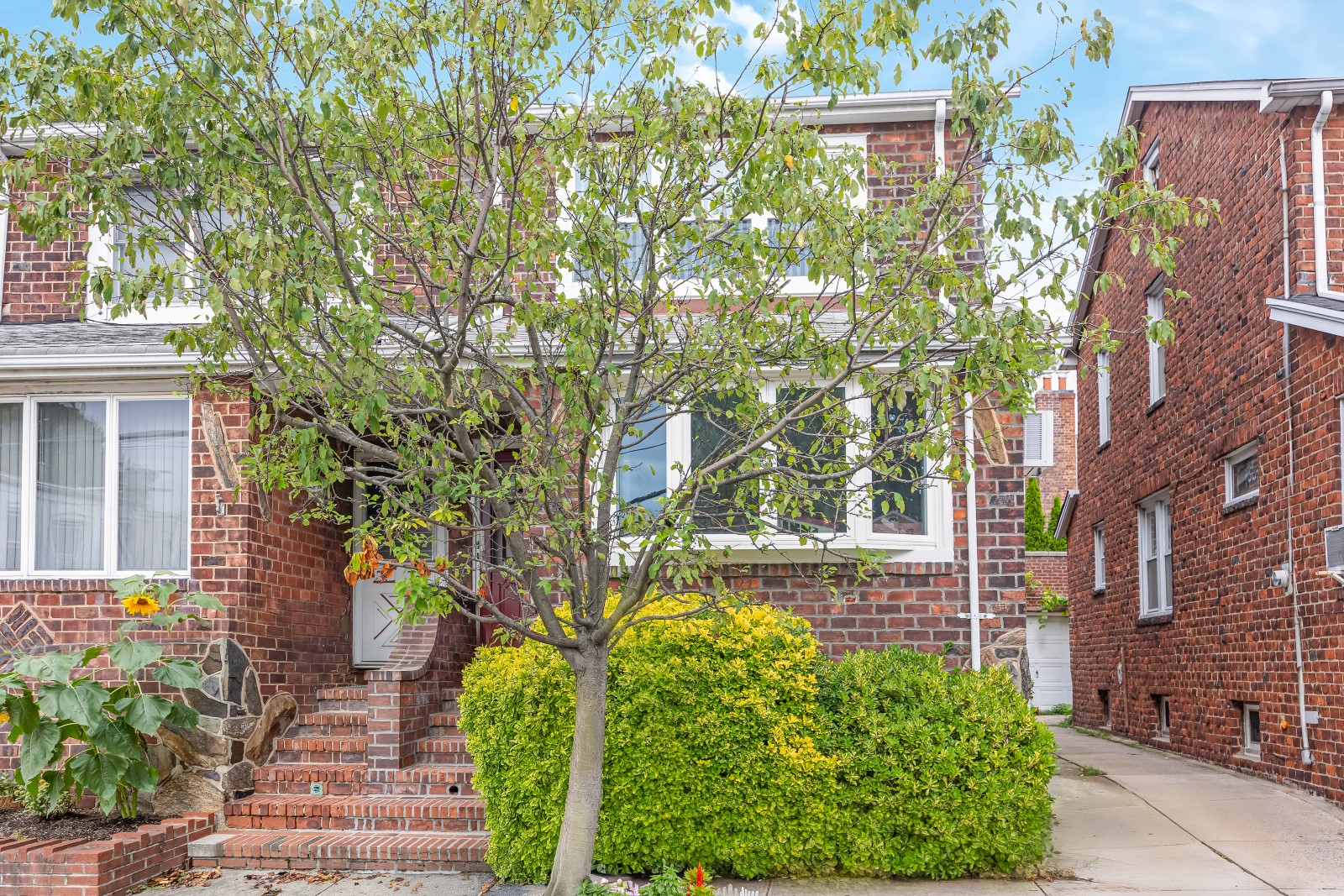 Middle Village, New York, 11379, United States, 3 Bedrooms Bedrooms, ,2 BathroomsBathrooms,Residential,For Sale,1933512