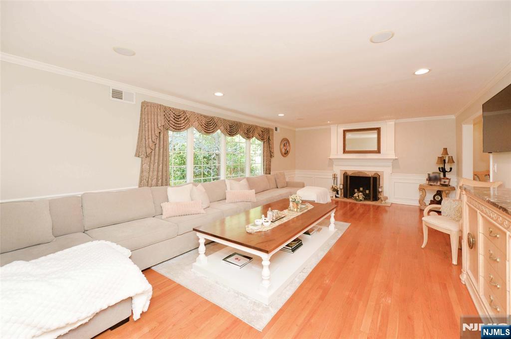 Wyckoff, New Jersey, 07481, United States, 4 Bedrooms Bedrooms, ,3 BathroomsBathrooms,Residential,For Sale,1950847